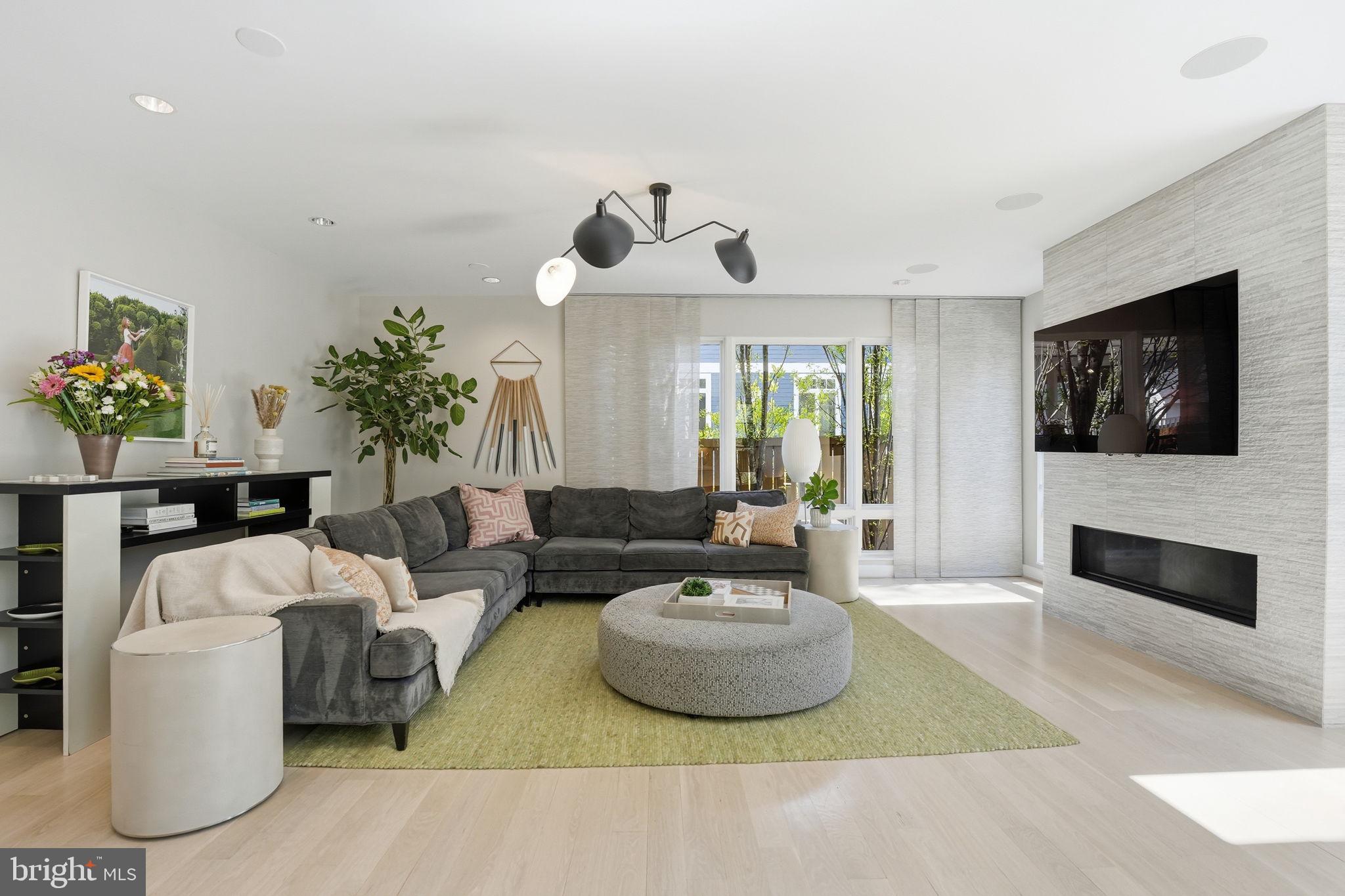 LYON VILLAGE - Residential