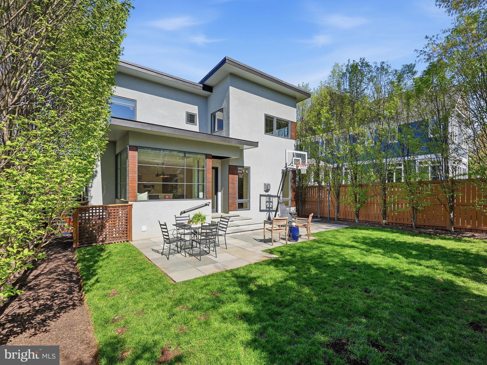 LYON VILLAGE - Residential