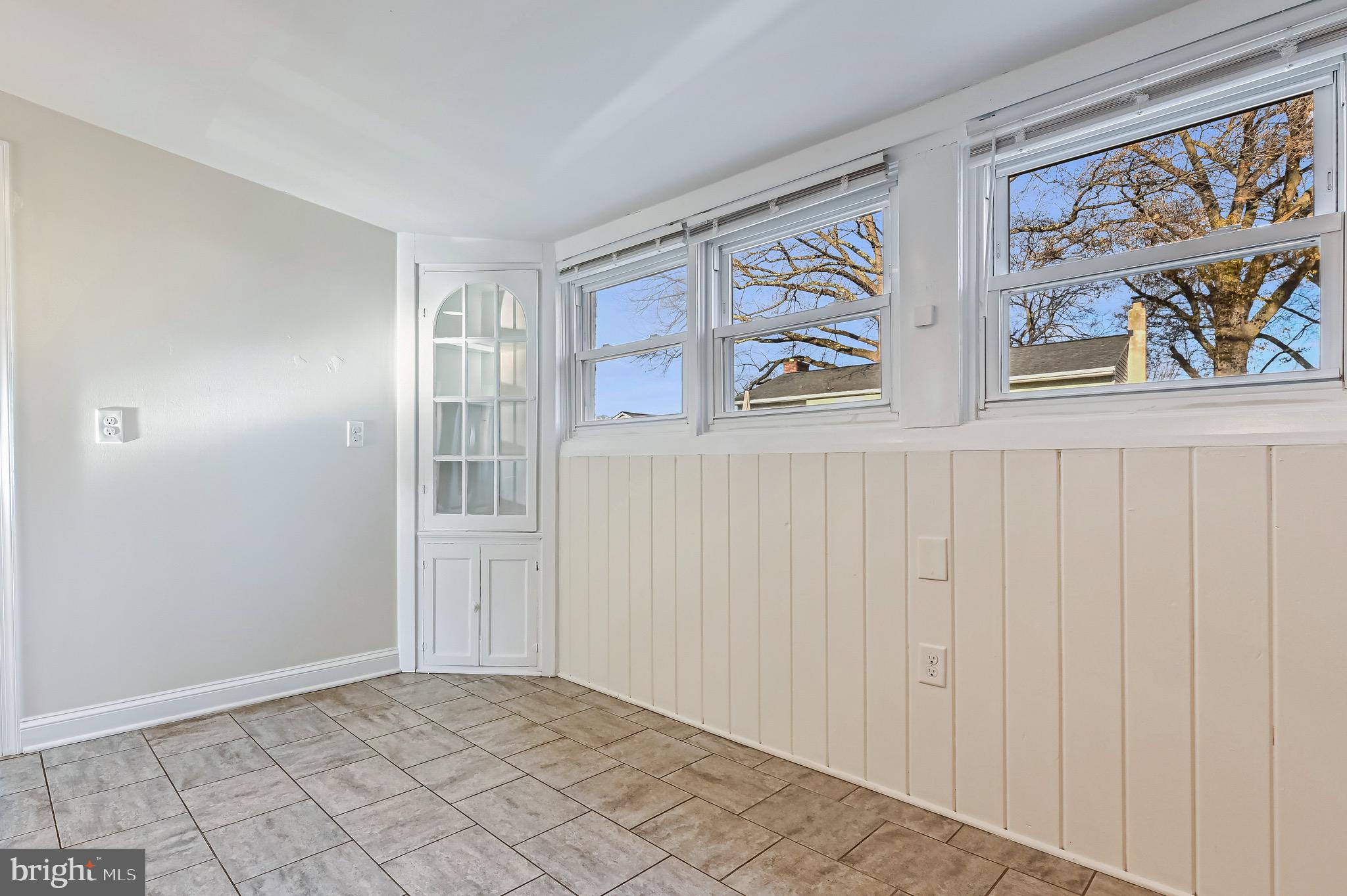 WOODLAND BEACH - Residential Lease