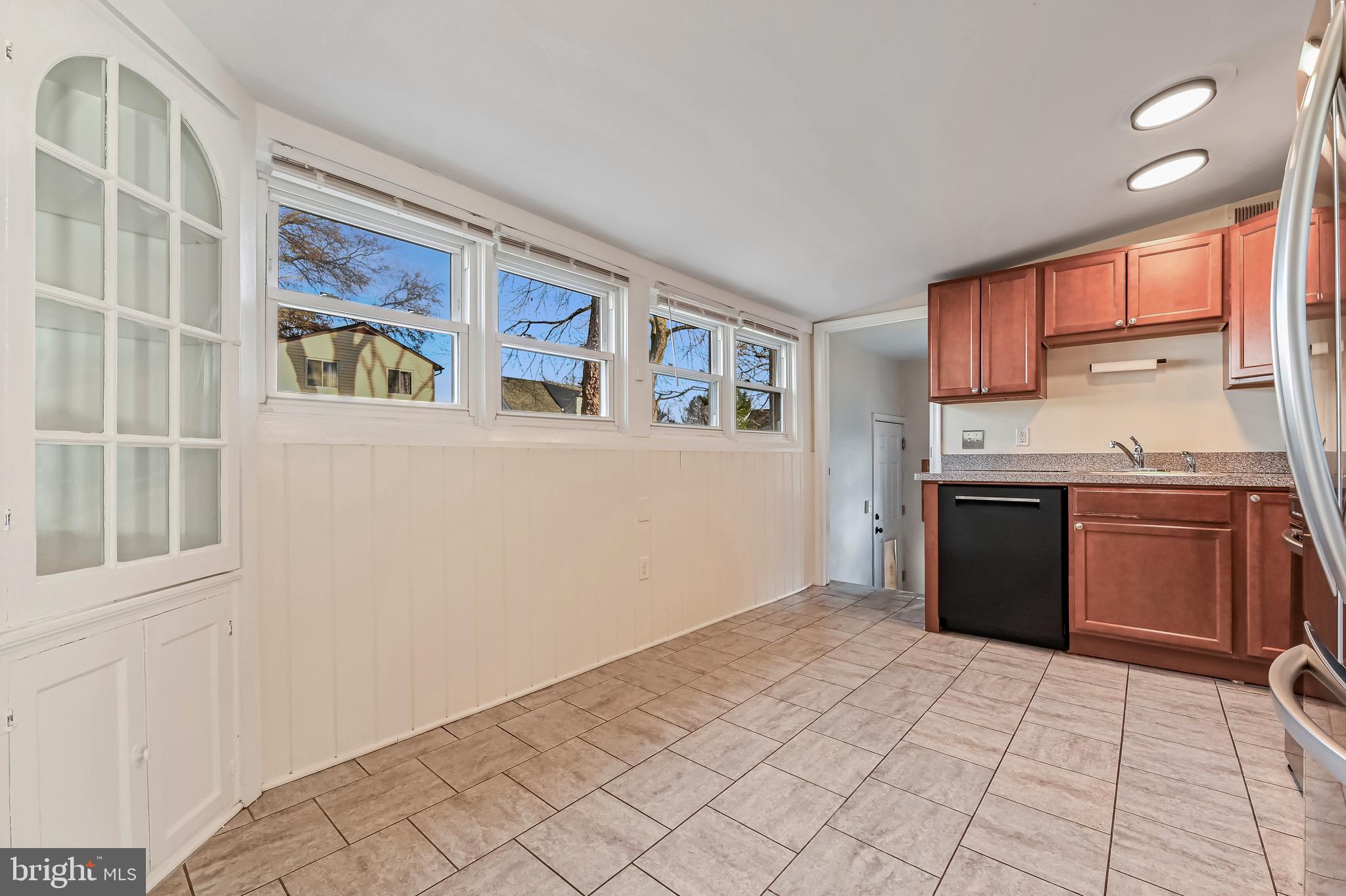 WOODLAND BEACH - Residential Lease