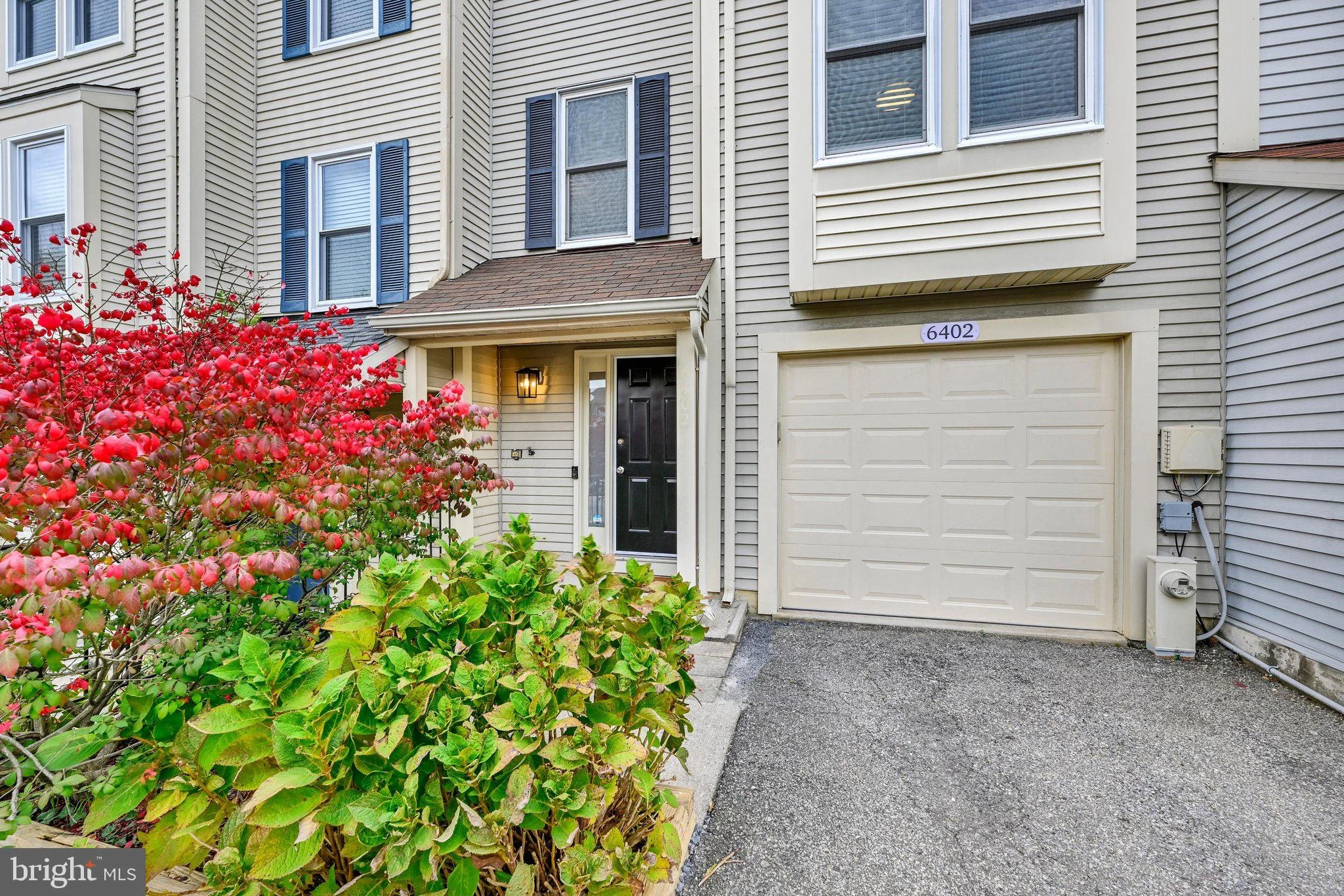 6402 Autumn Gold Court W