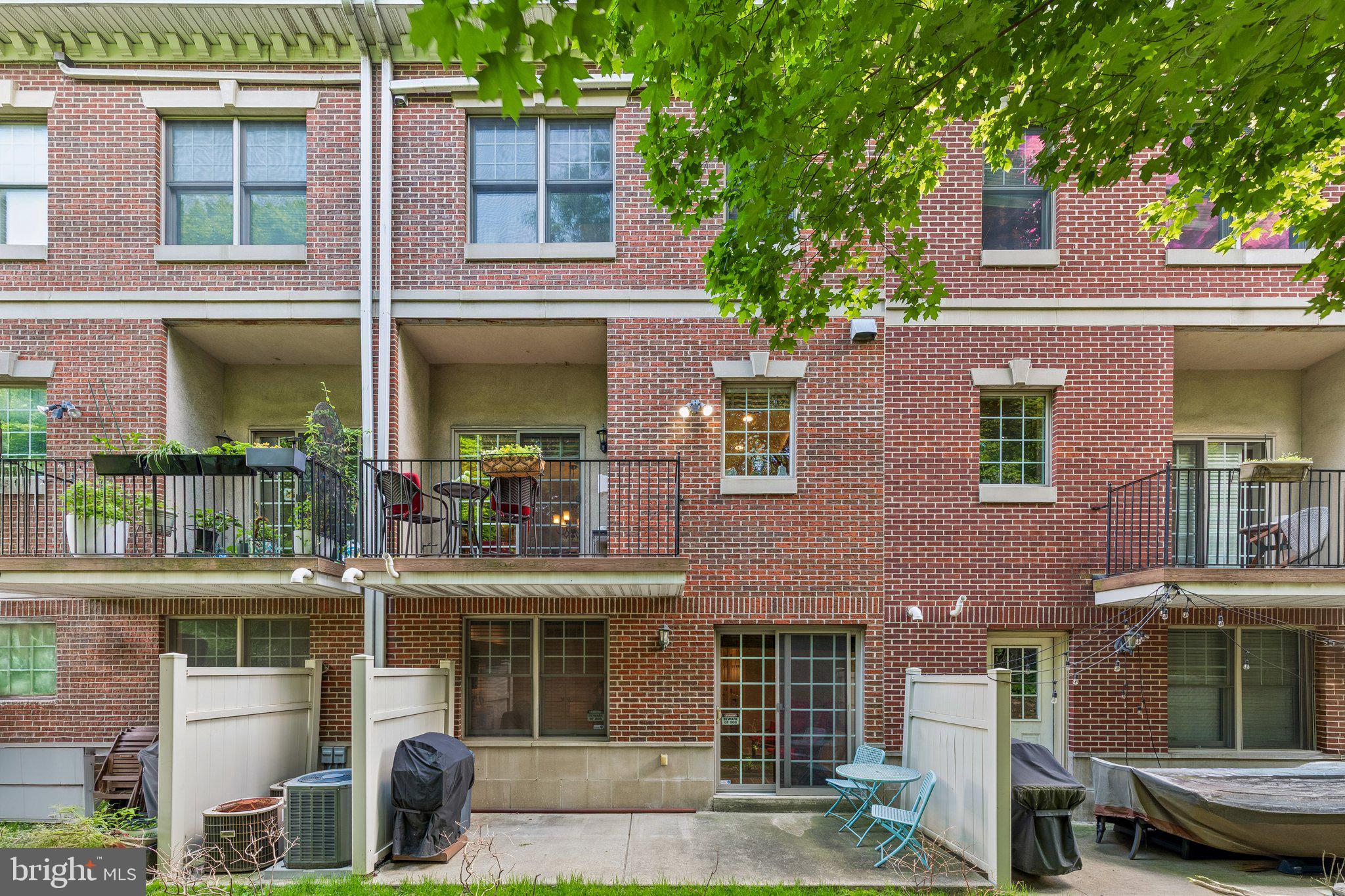 QUEEN VILLAGE - Residential