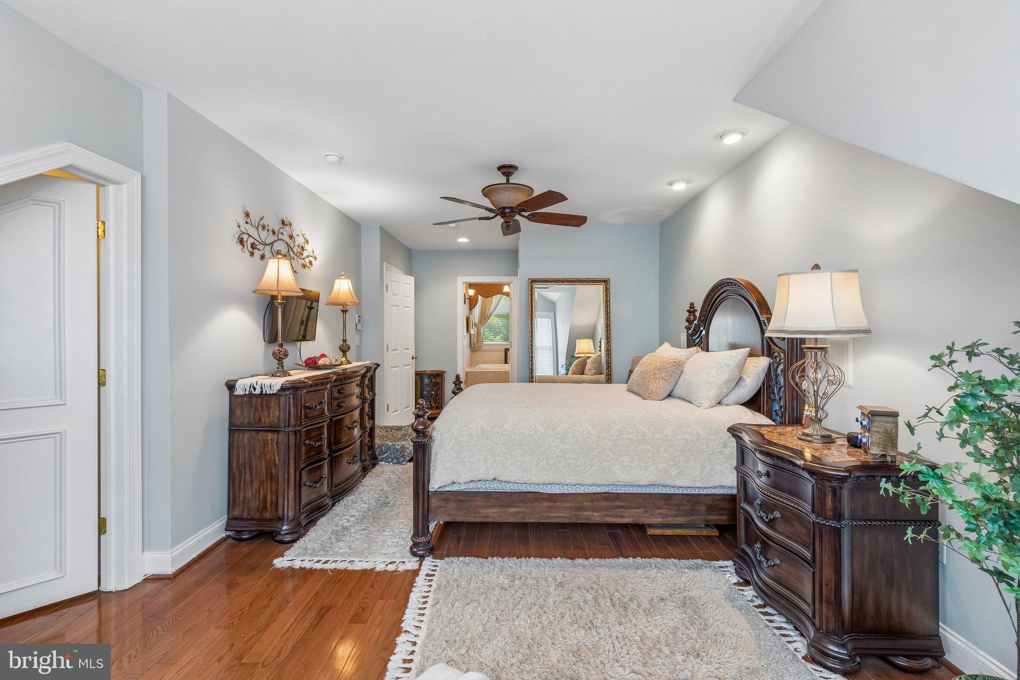 QUEEN VILLAGE - Residential
