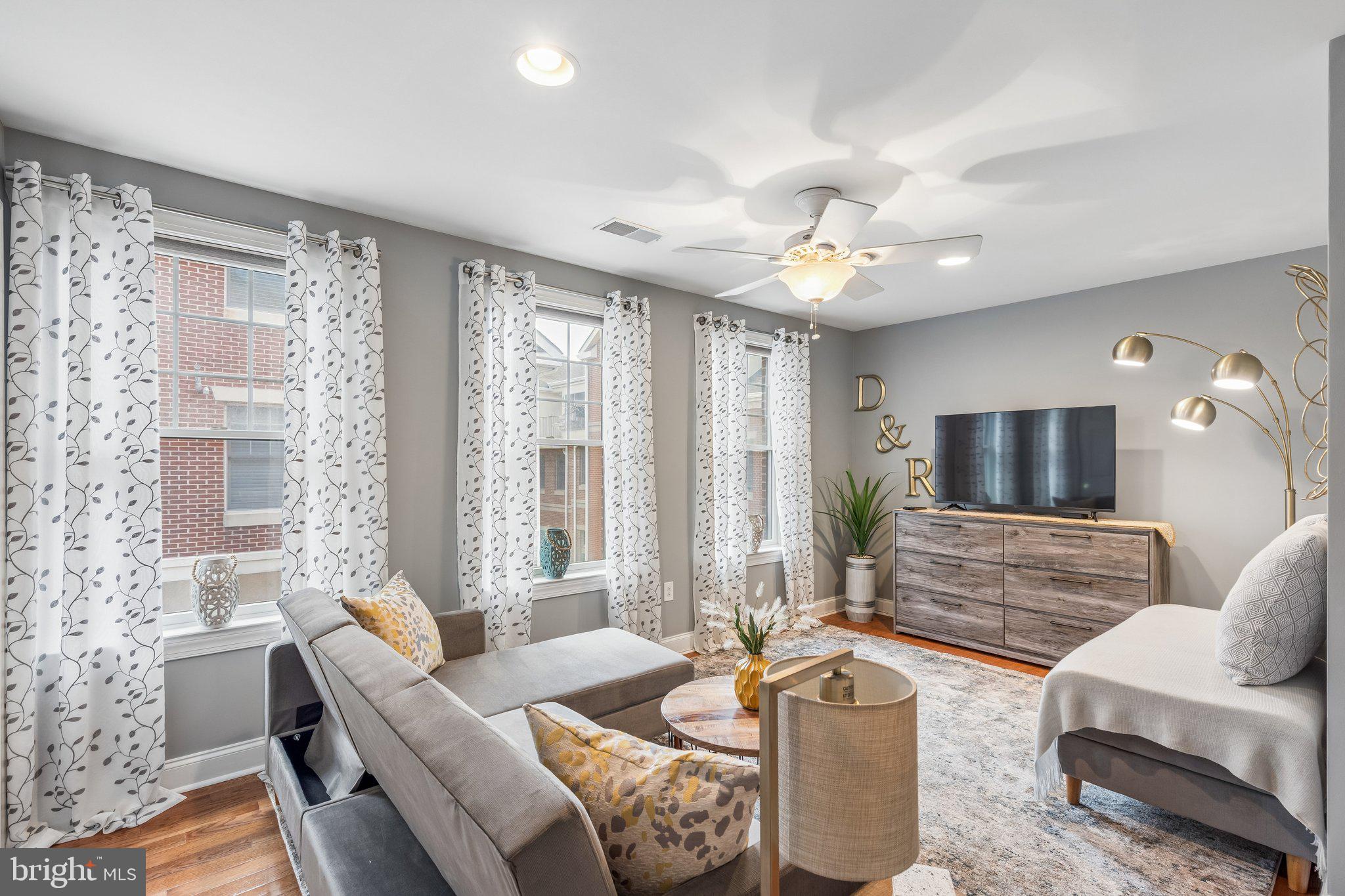 QUEEN VILLAGE - Residential