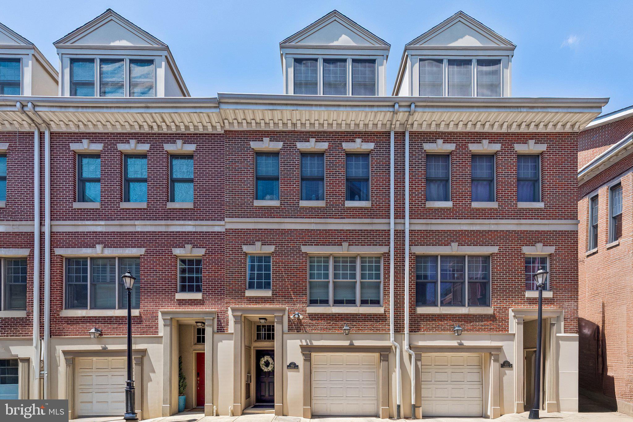 QUEEN VILLAGE - Residential