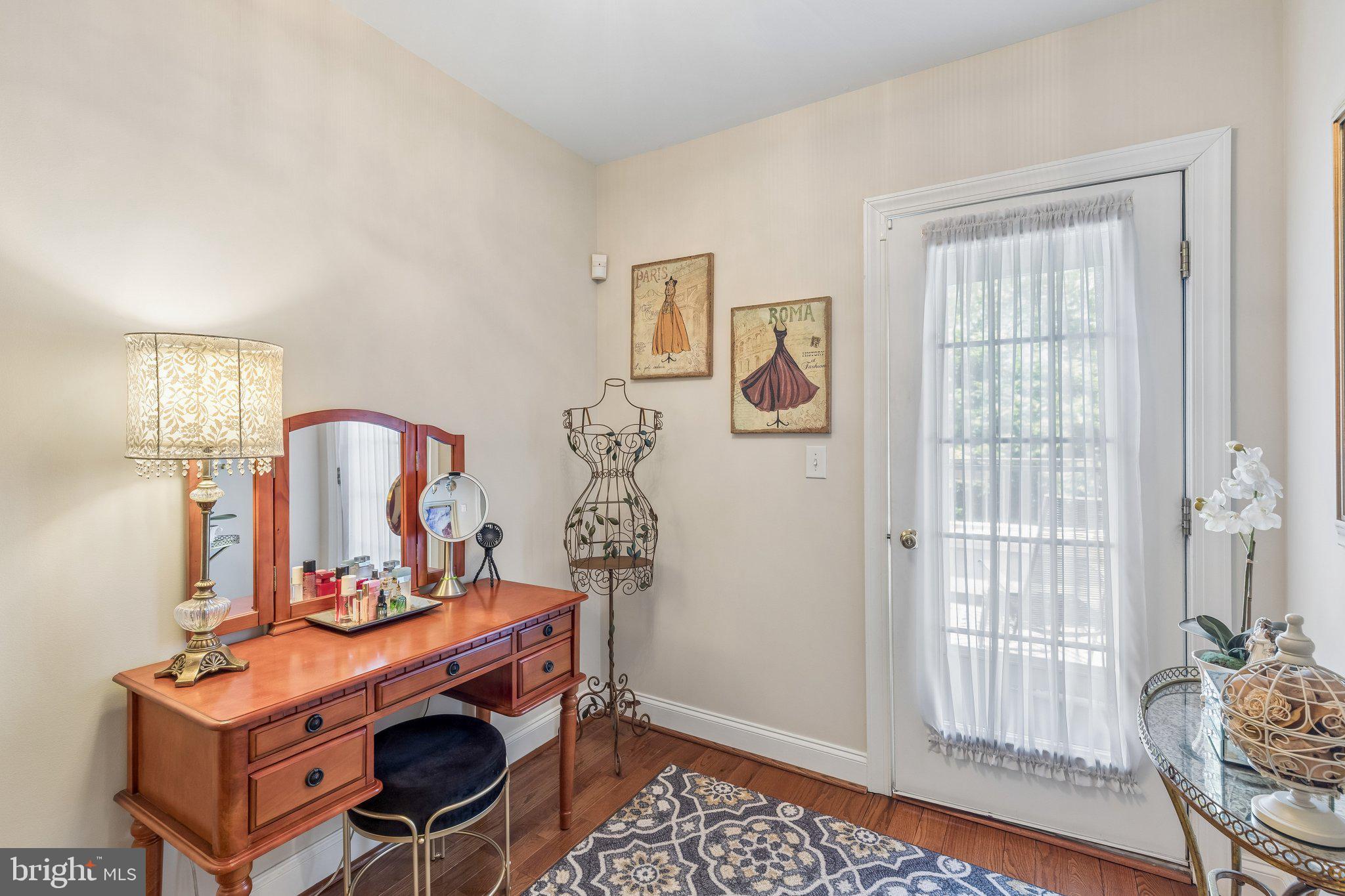 QUEEN VILLAGE - Residential