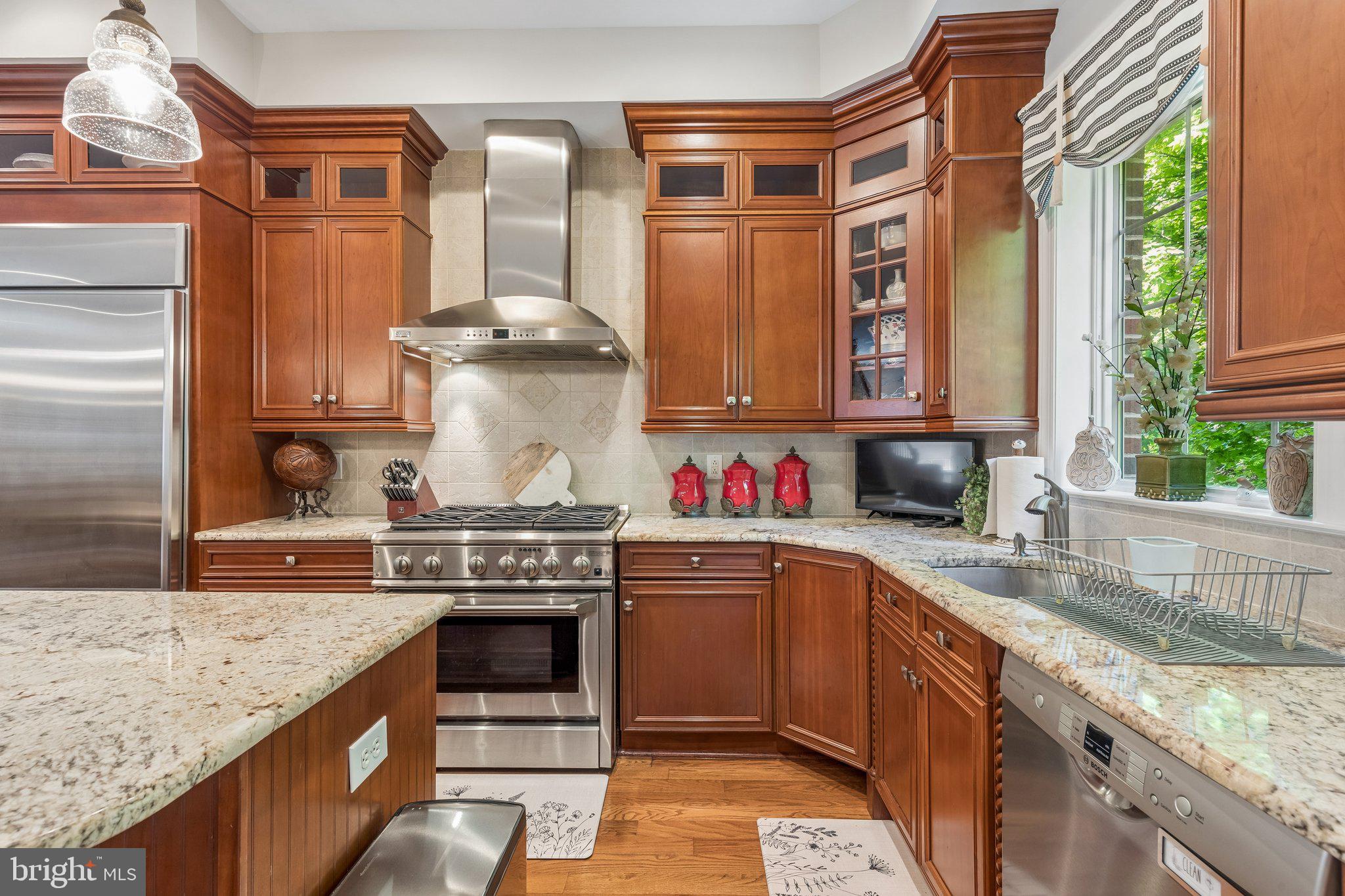 QUEEN VILLAGE - Residential
