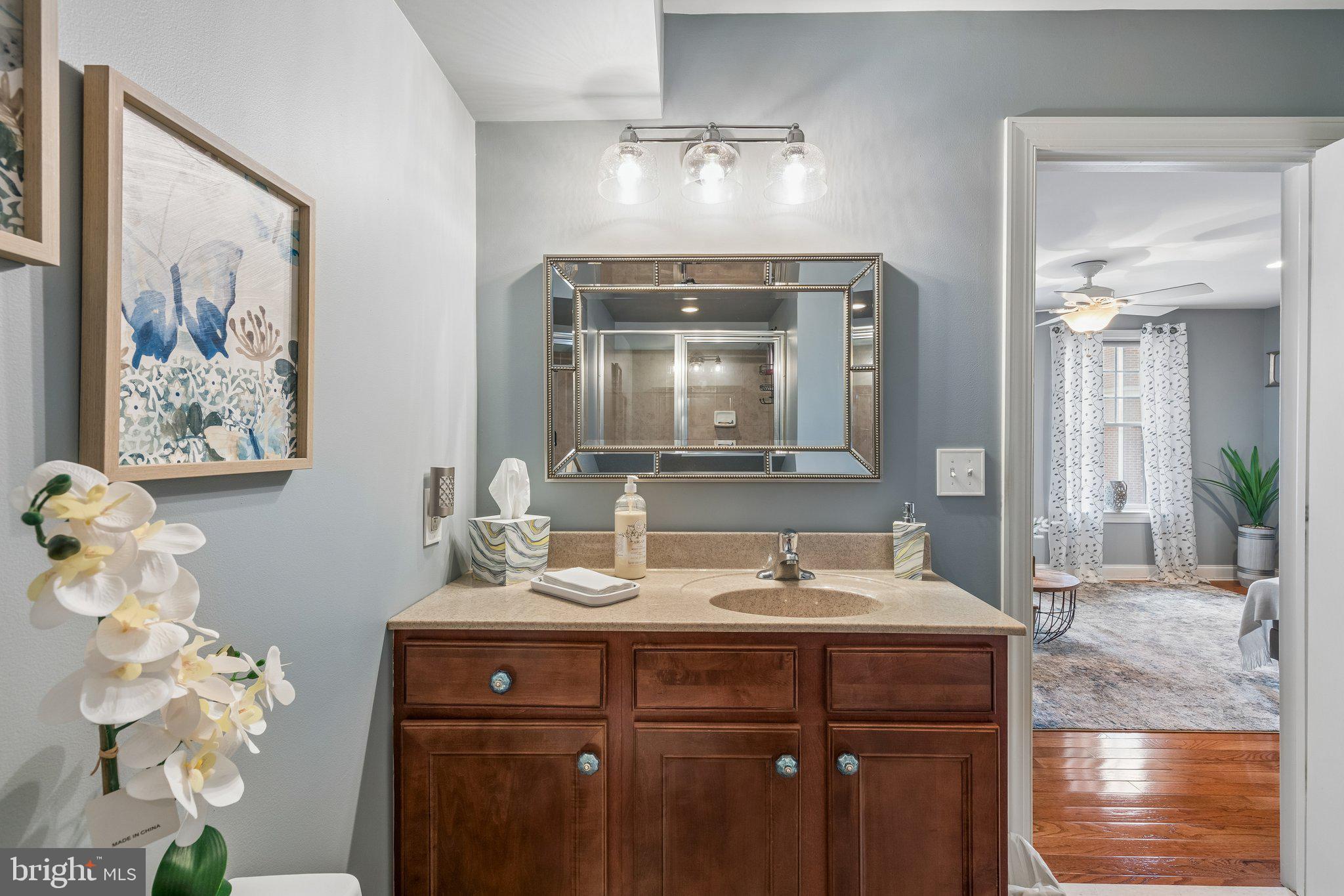 QUEEN VILLAGE - Residential