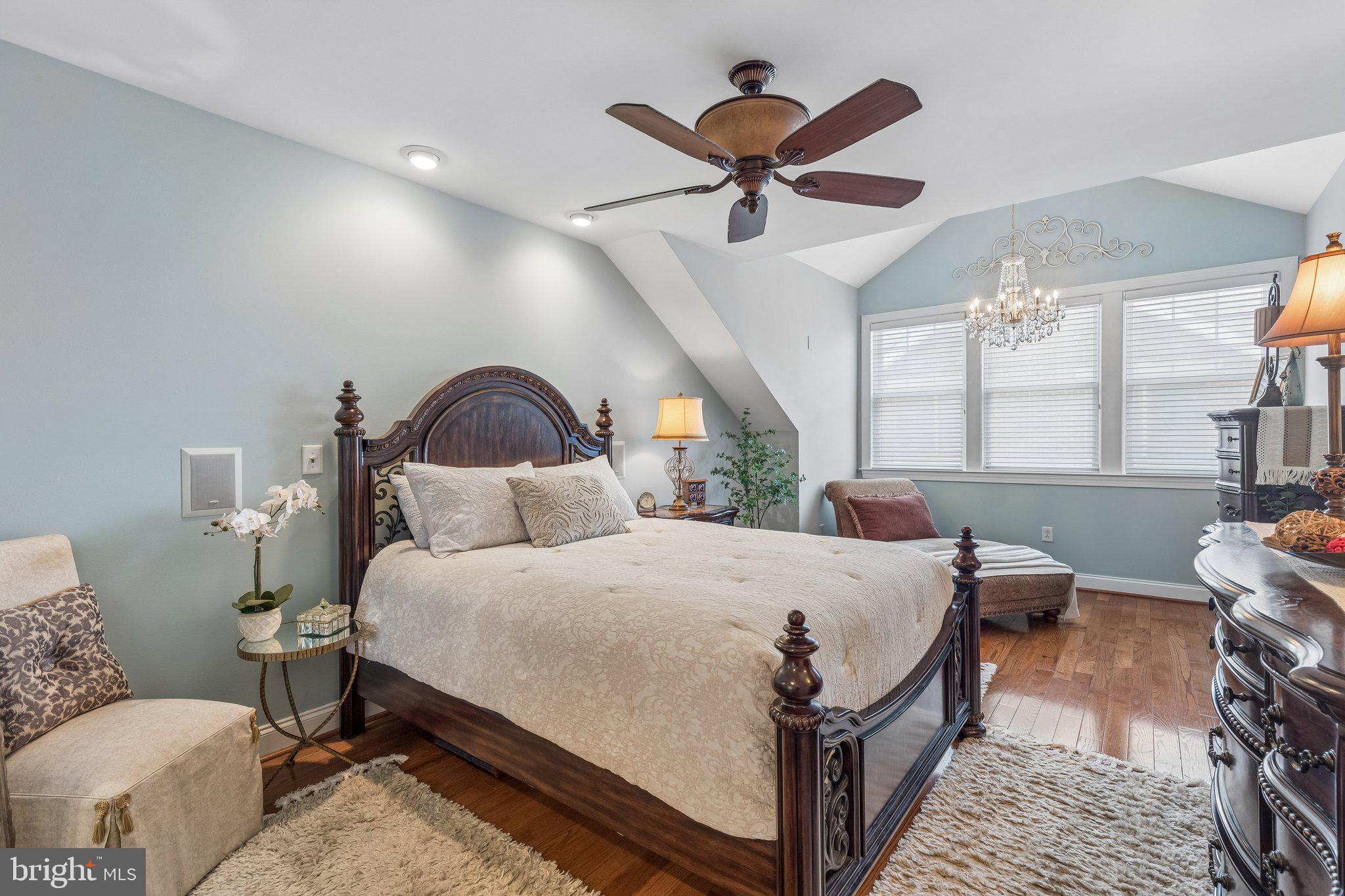 QUEEN VILLAGE - Residential