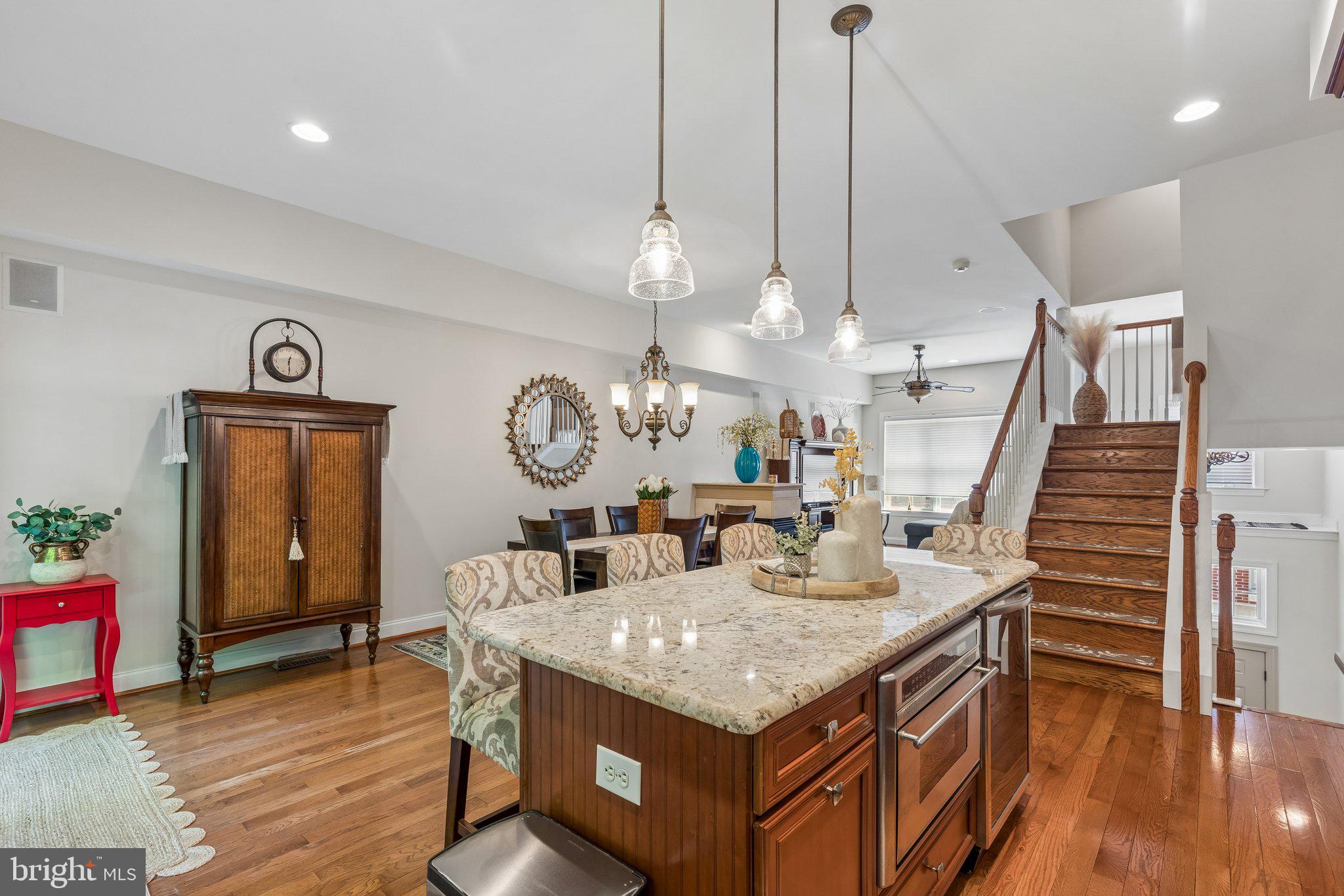 QUEEN VILLAGE - Residential