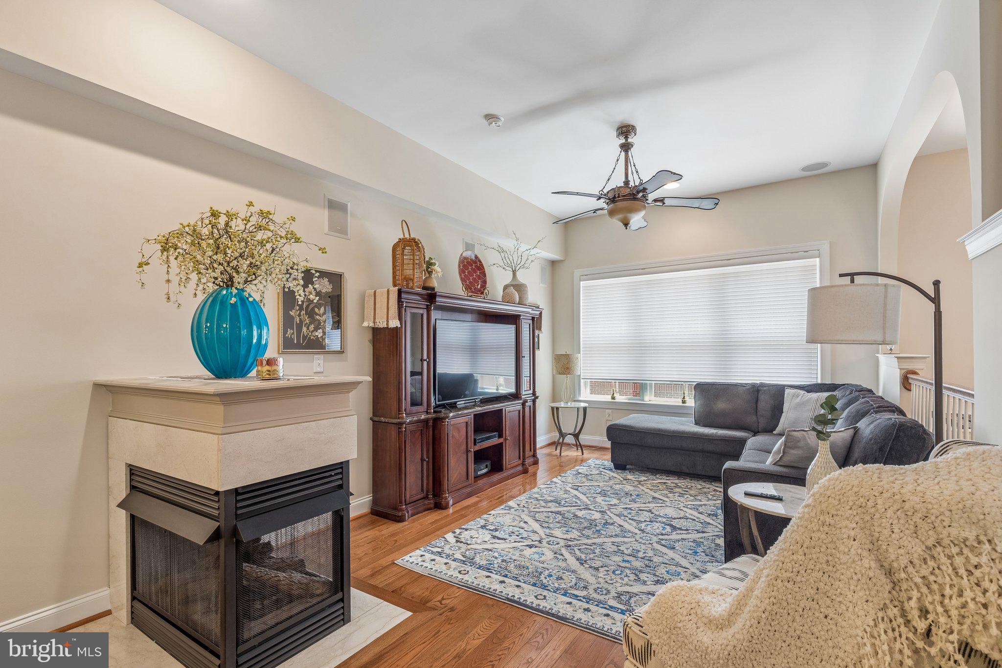 QUEEN VILLAGE - Residential