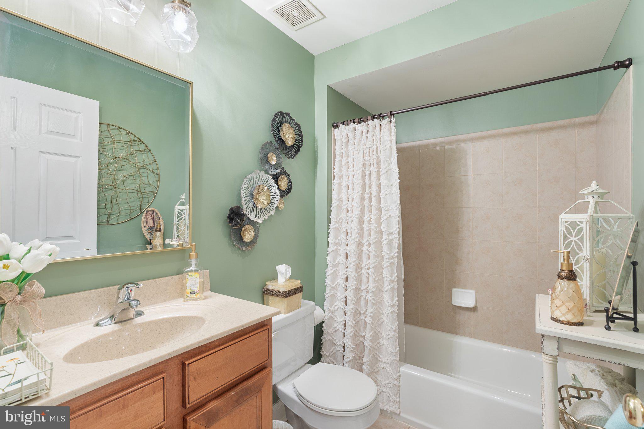 QUEEN VILLAGE - Residential