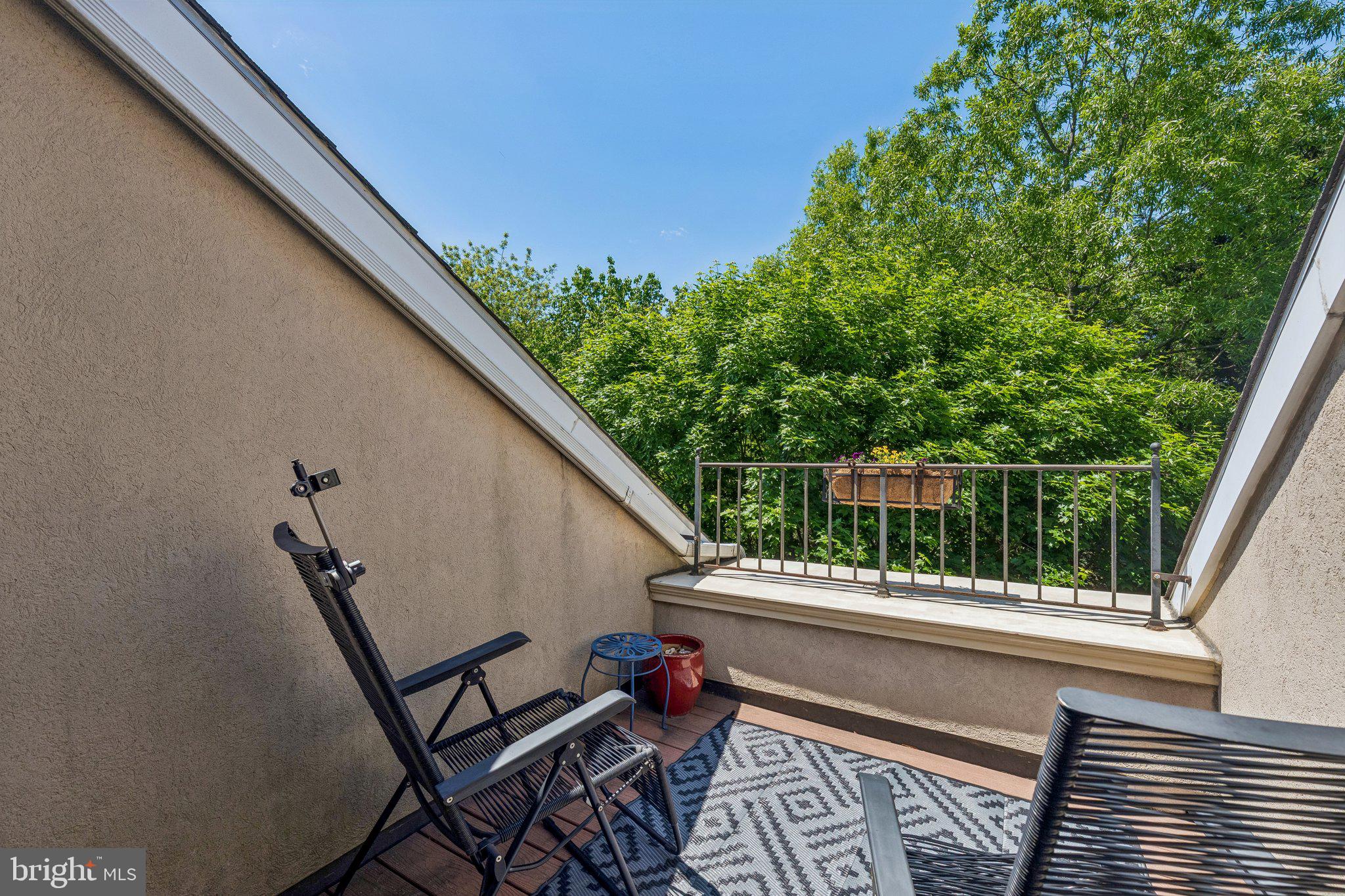 QUEEN VILLAGE - Residential