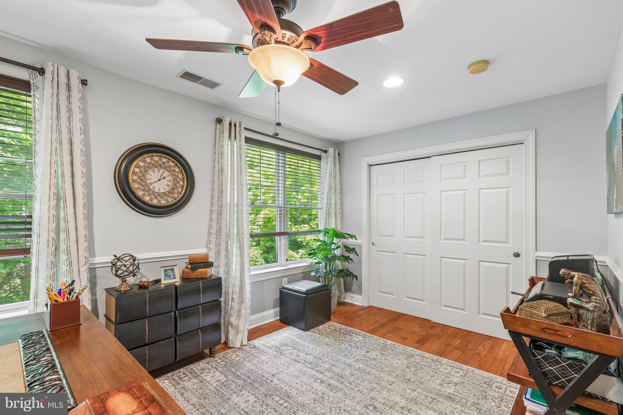 QUEEN VILLAGE - Residential