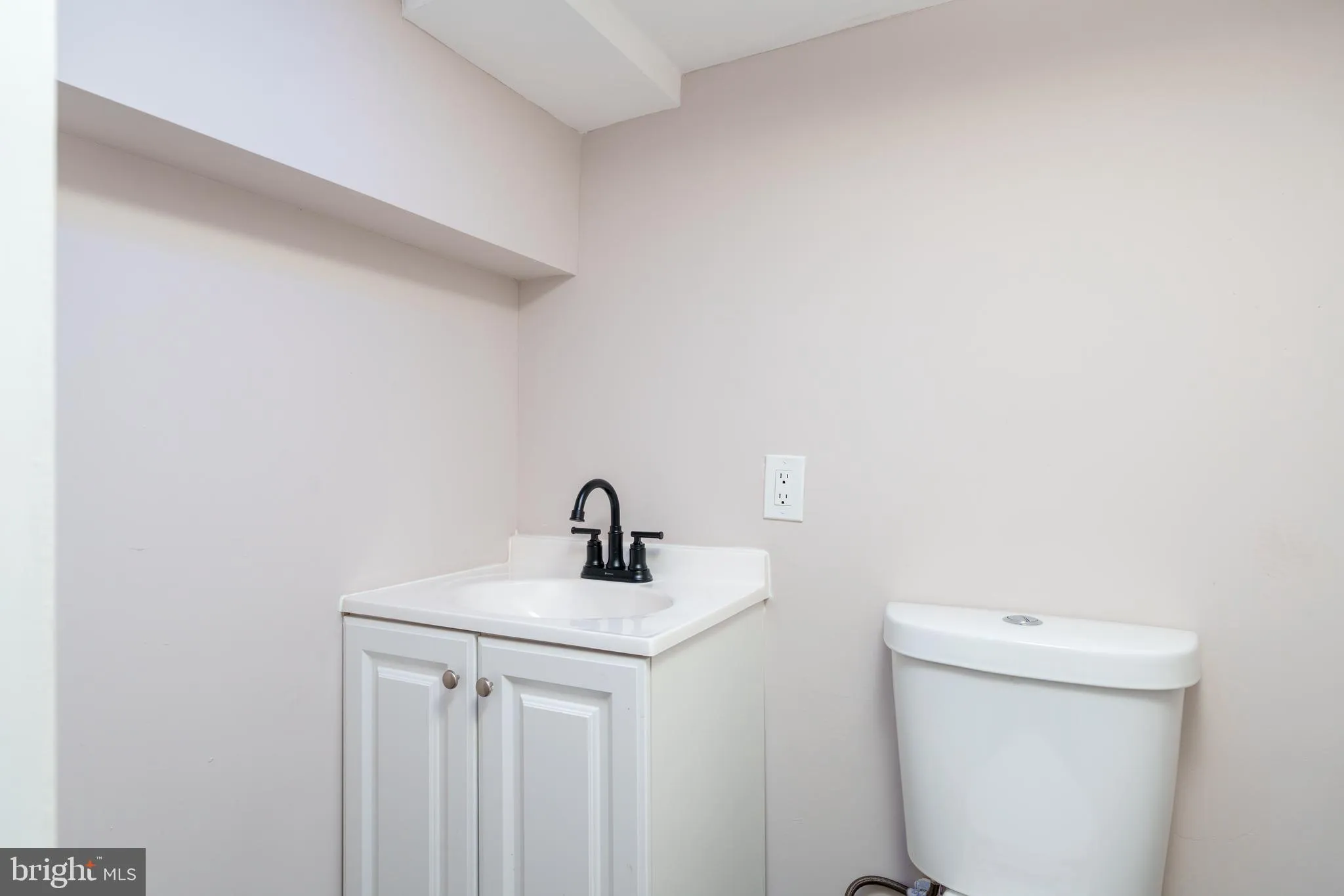 Wilmington, Delaware 19804, United States, 6 Bedrooms Bedrooms, ,6 BathroomsBathrooms,Residential,Pending,79577