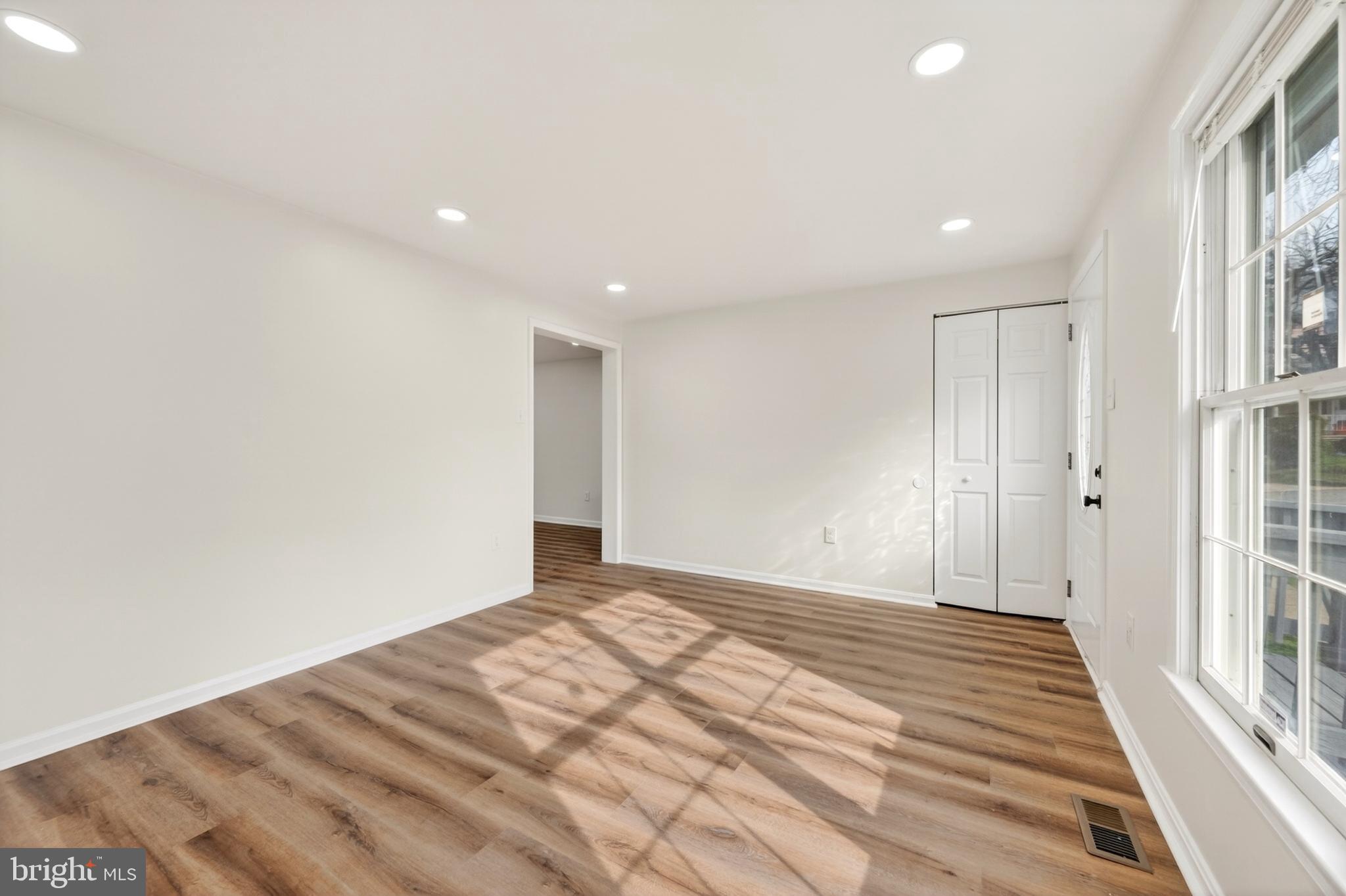 TEN HILLS - Residential