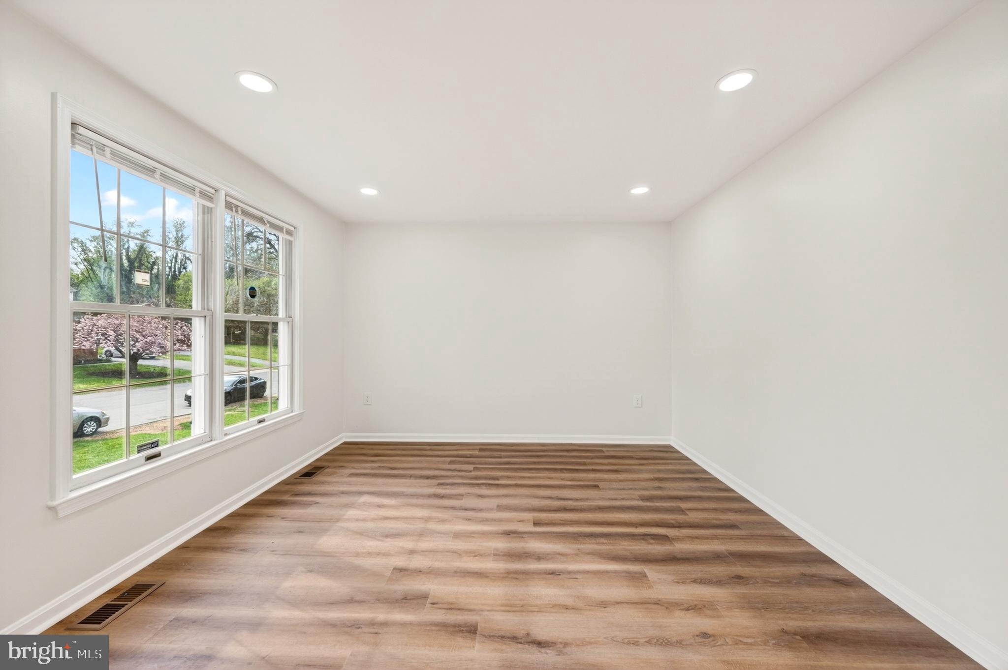 TEN HILLS - Residential