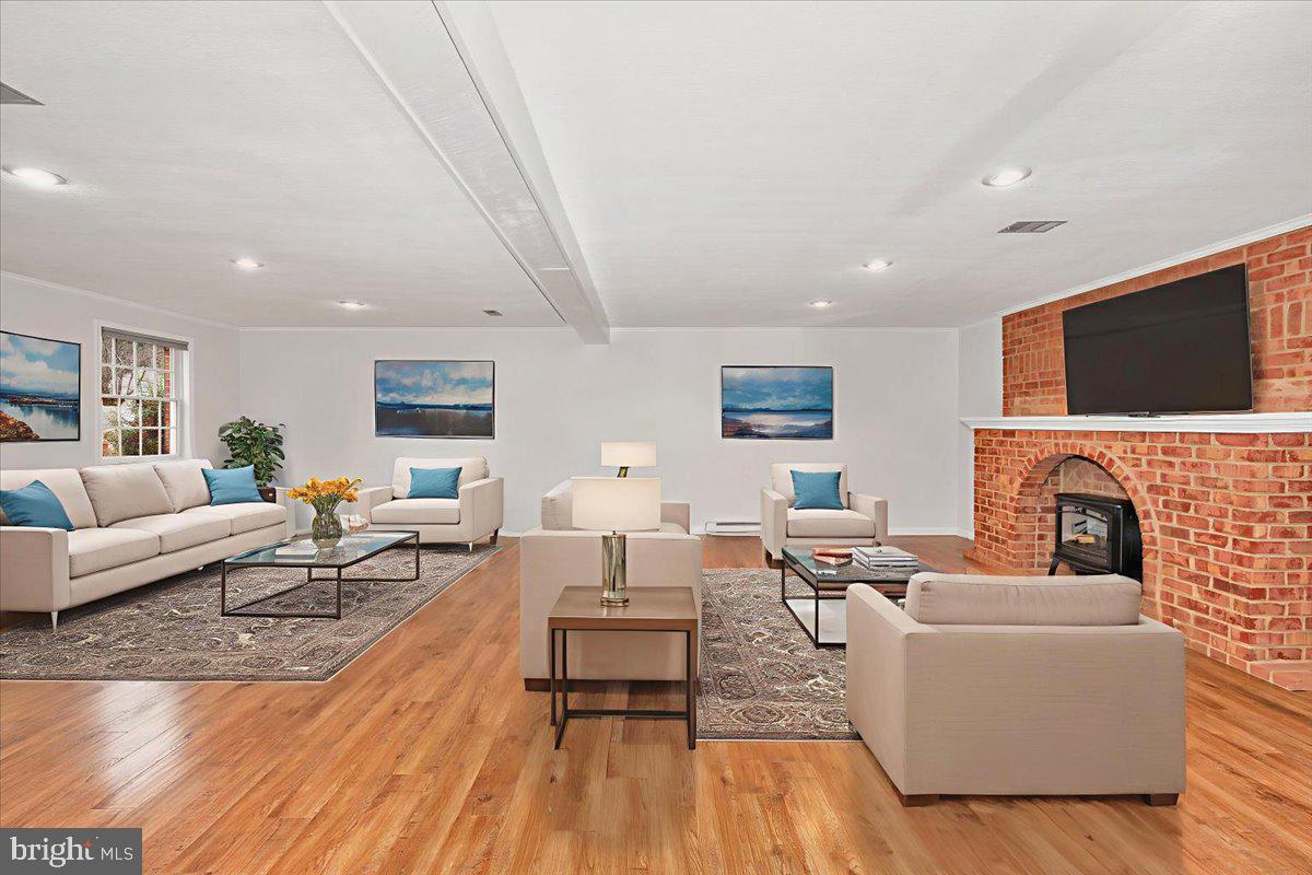 WHISPERING HILLS - Residential