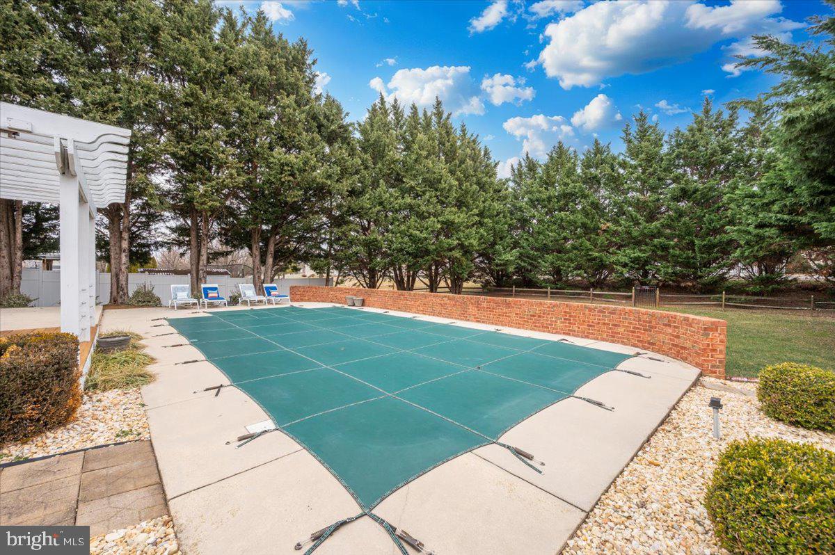 WHISPERING HILLS - Residential