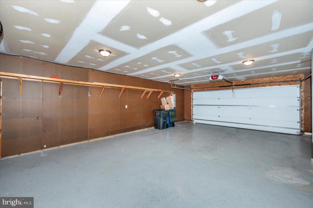 WHISPERING HILLS - Residential