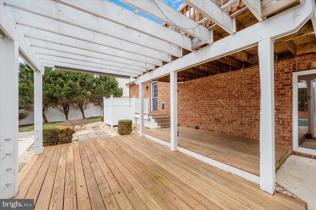 WHISPERING HILLS - Residential