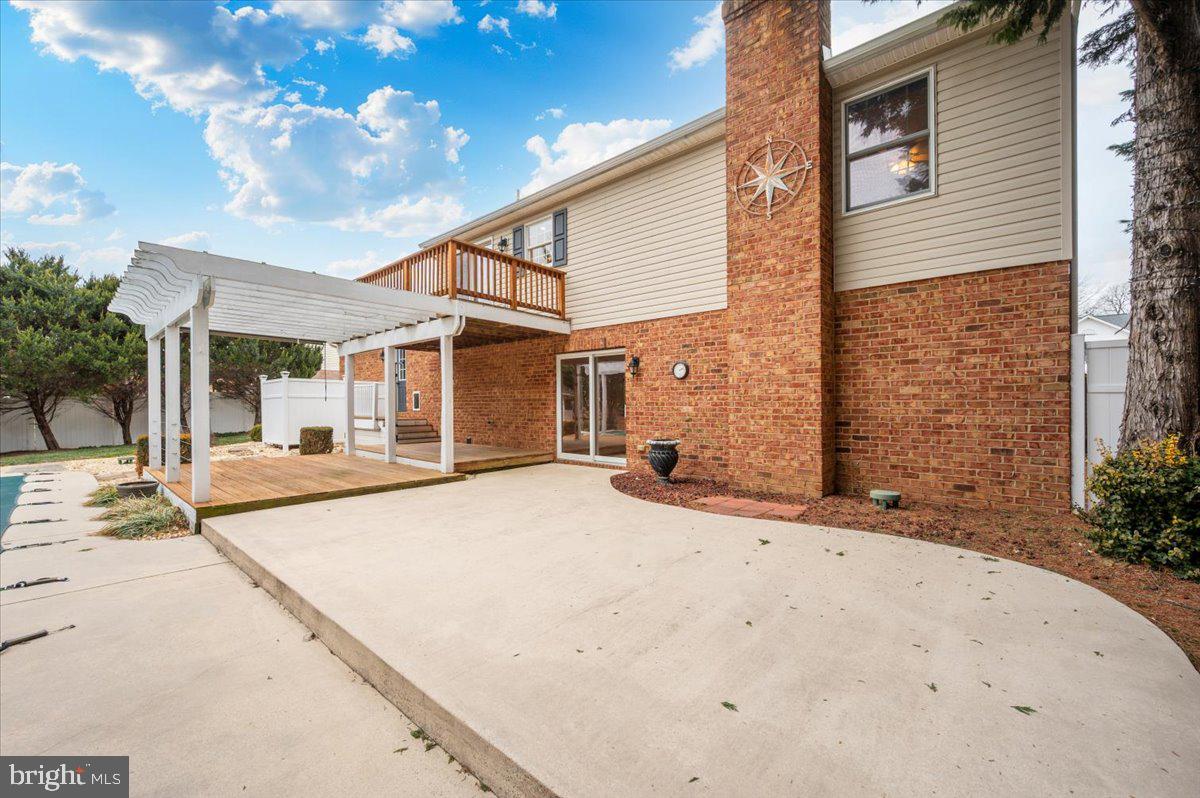 WHISPERING HILLS - Residential