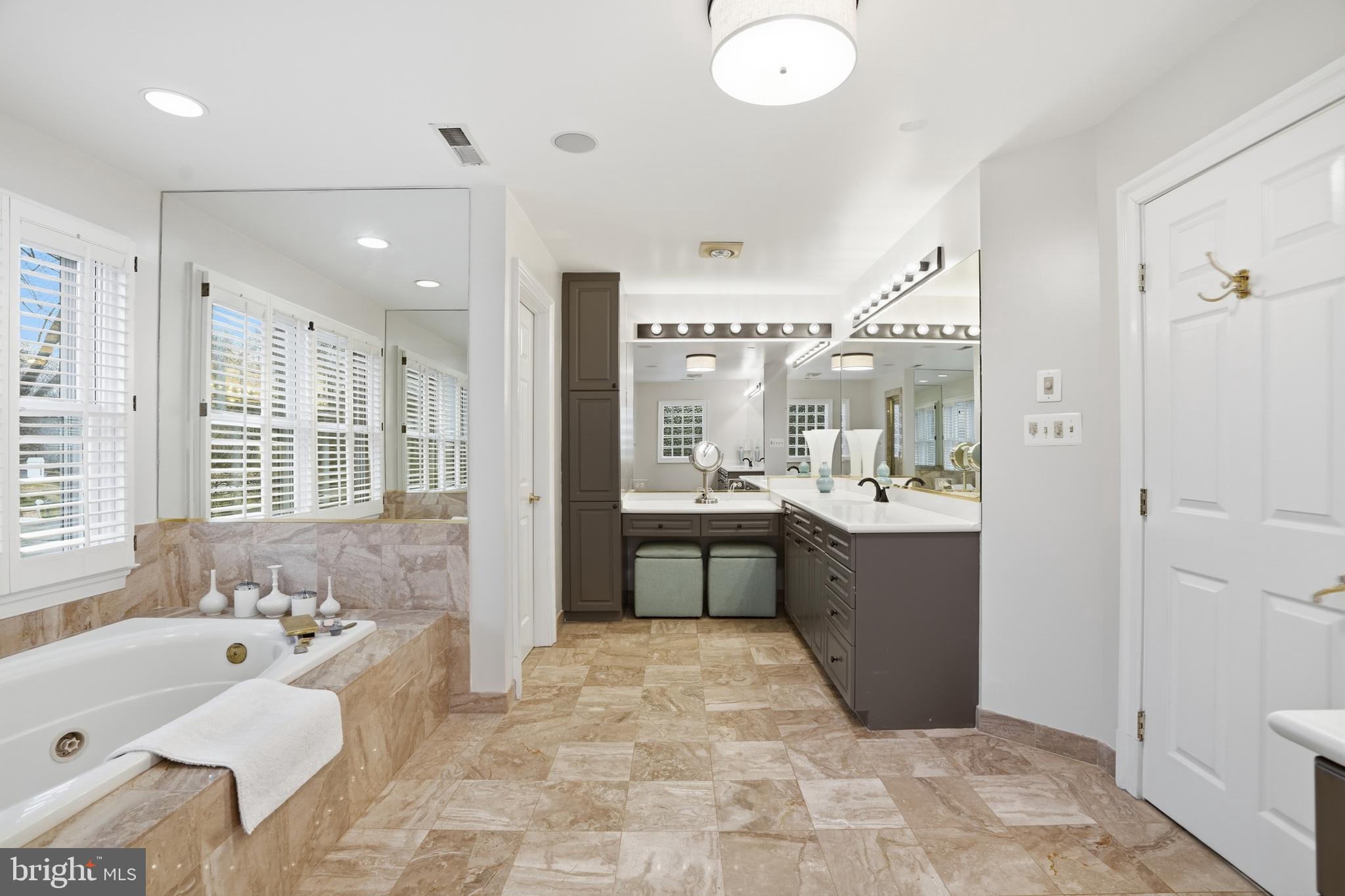 SAVILE MANOR - Residential