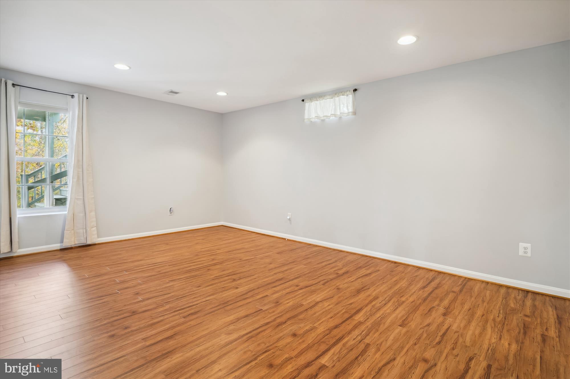 FOUR SEASONS - Residential