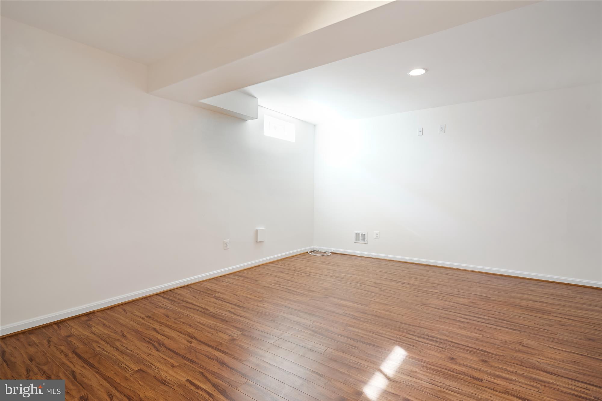 FOUR SEASONS - Residential