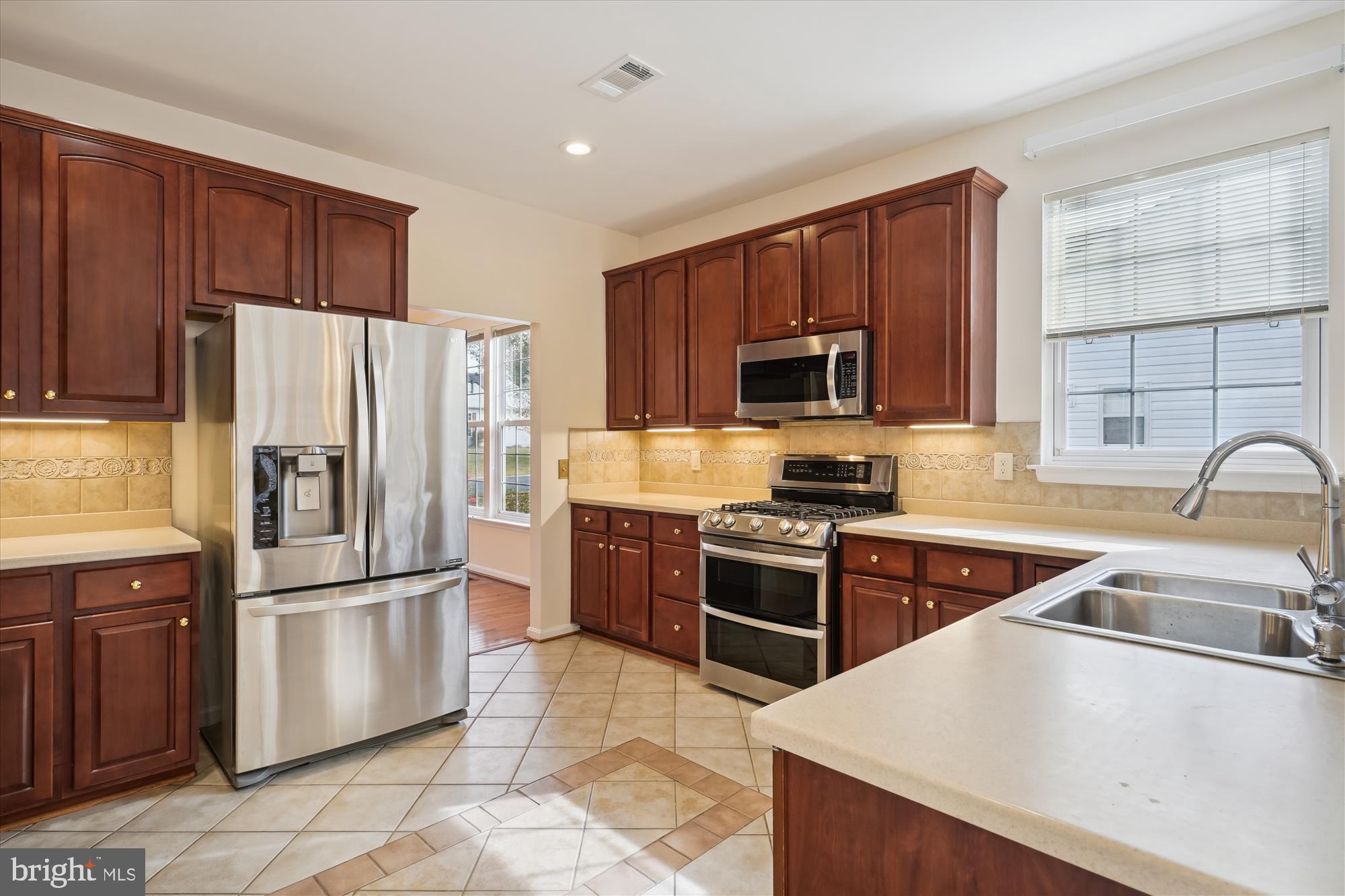 FOUR SEASONS - Residential