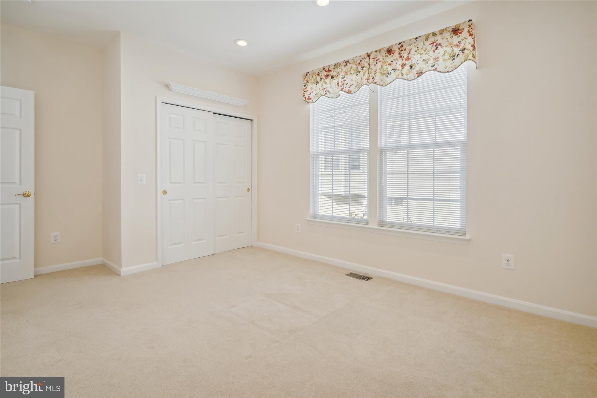 FOUR SEASONS - Residential