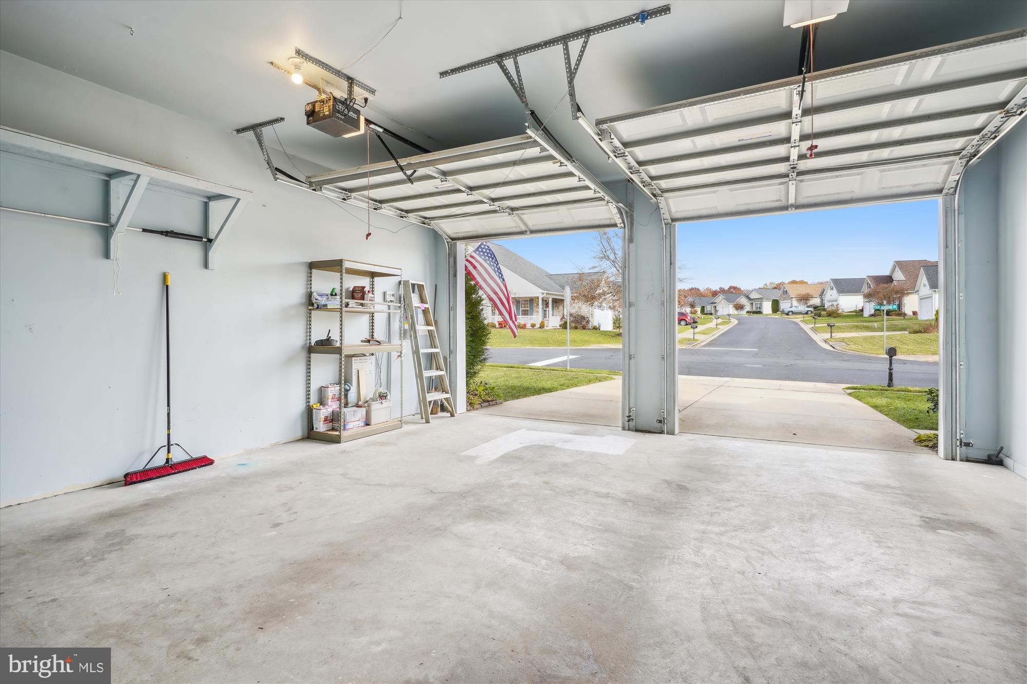 FOUR SEASONS - Residential