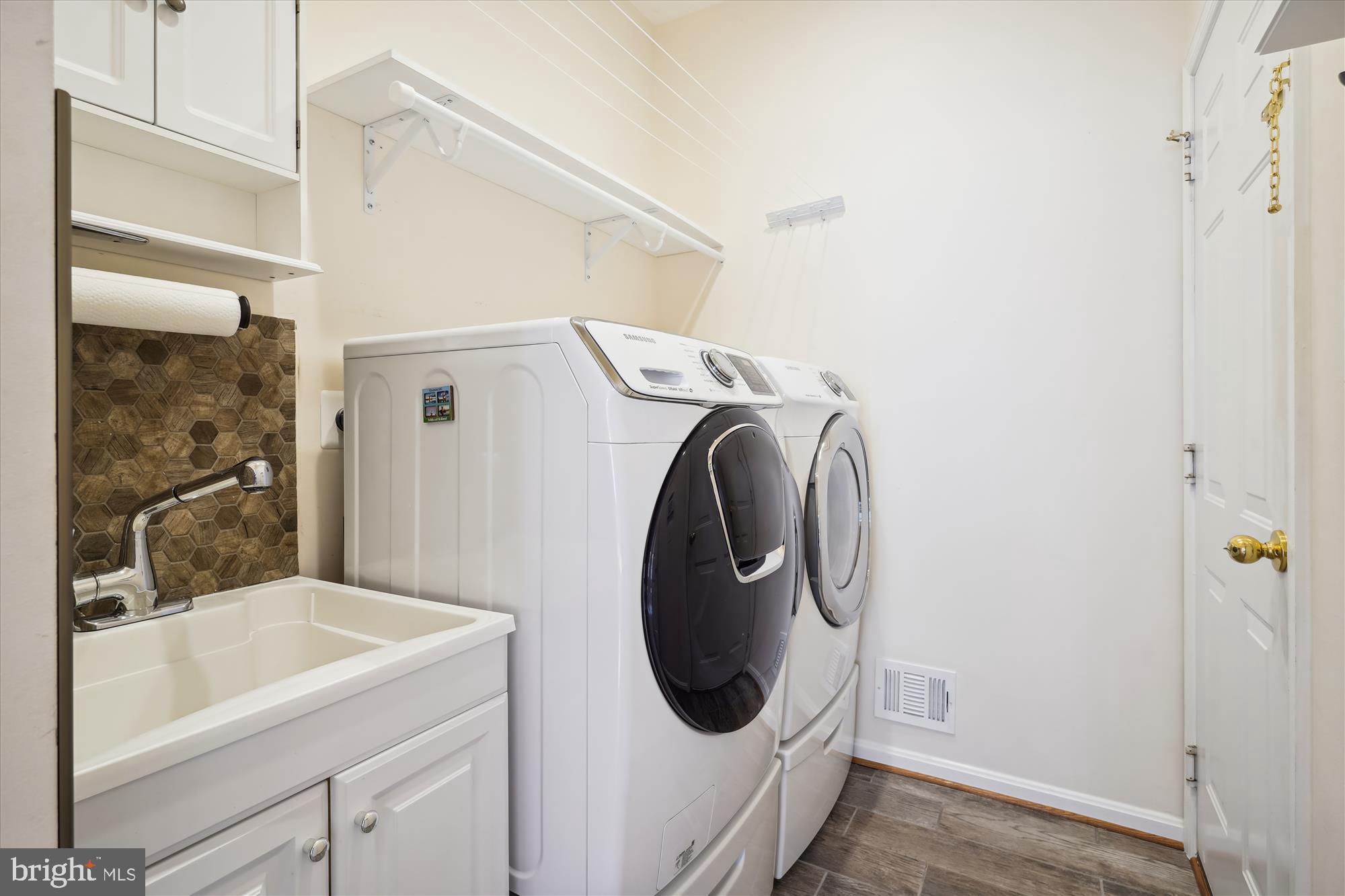 FOUR SEASONS - Residential