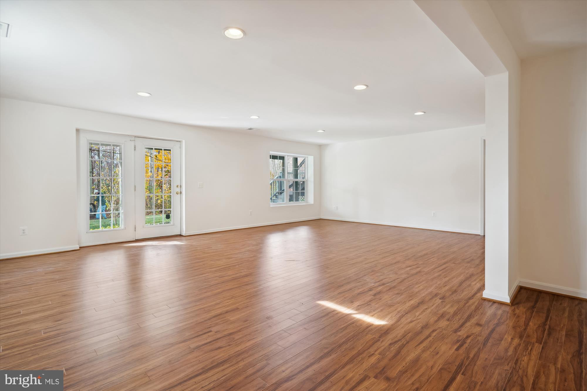 FOUR SEASONS - Residential