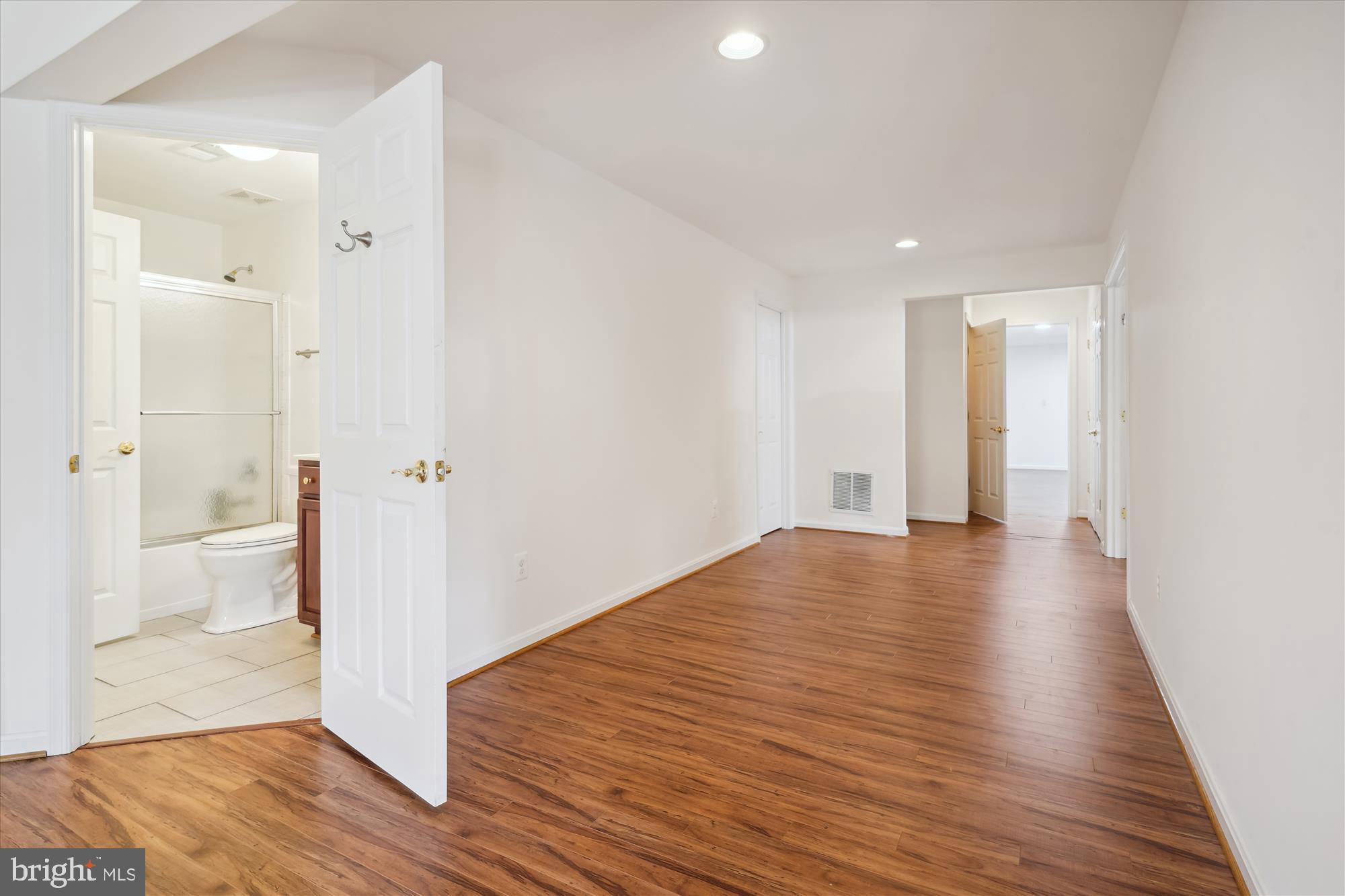 FOUR SEASONS - Residential