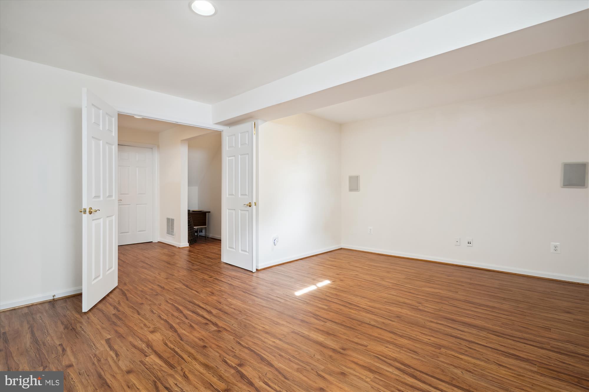 FOUR SEASONS - Residential