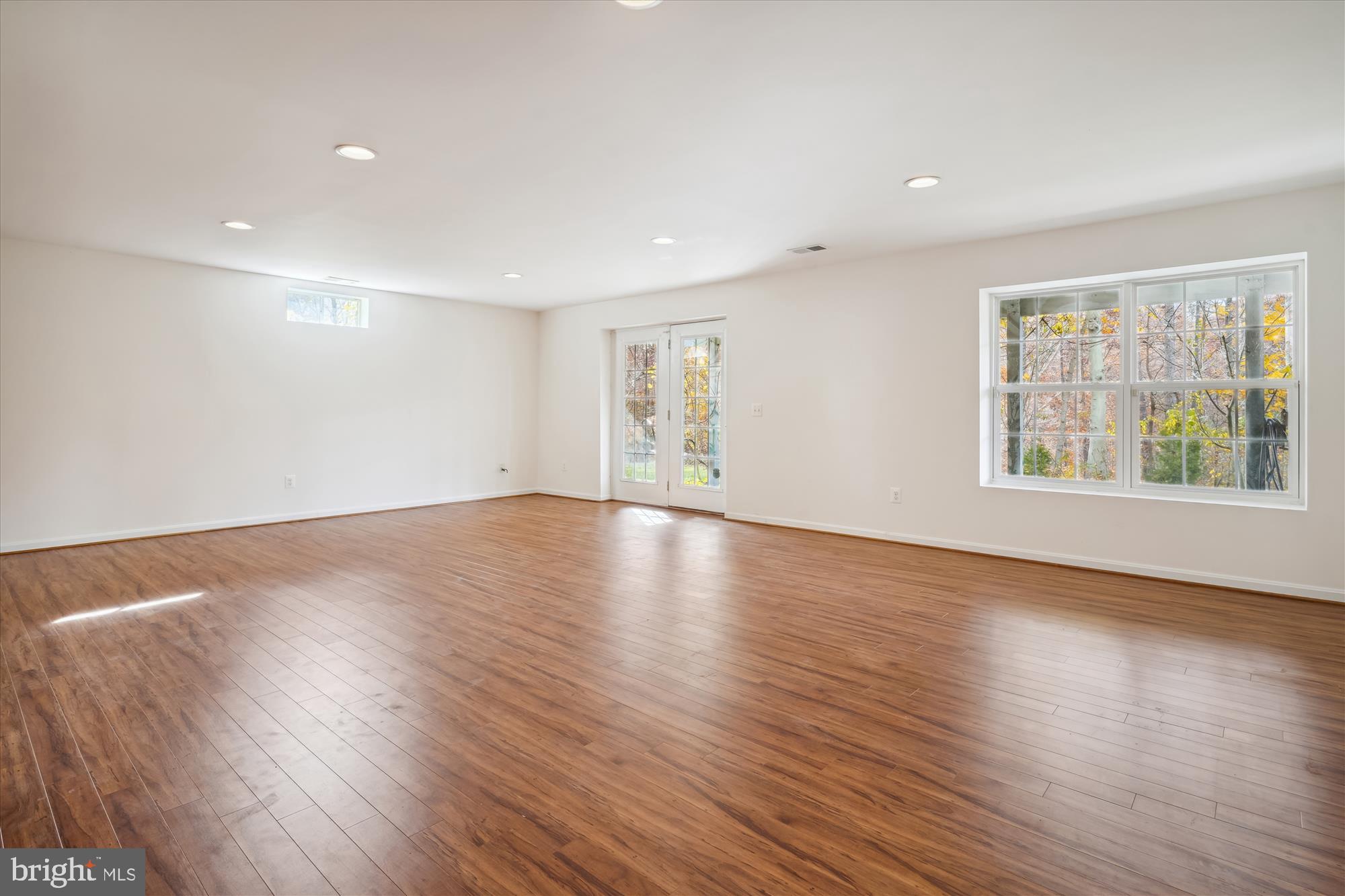 FOUR SEASONS - Residential