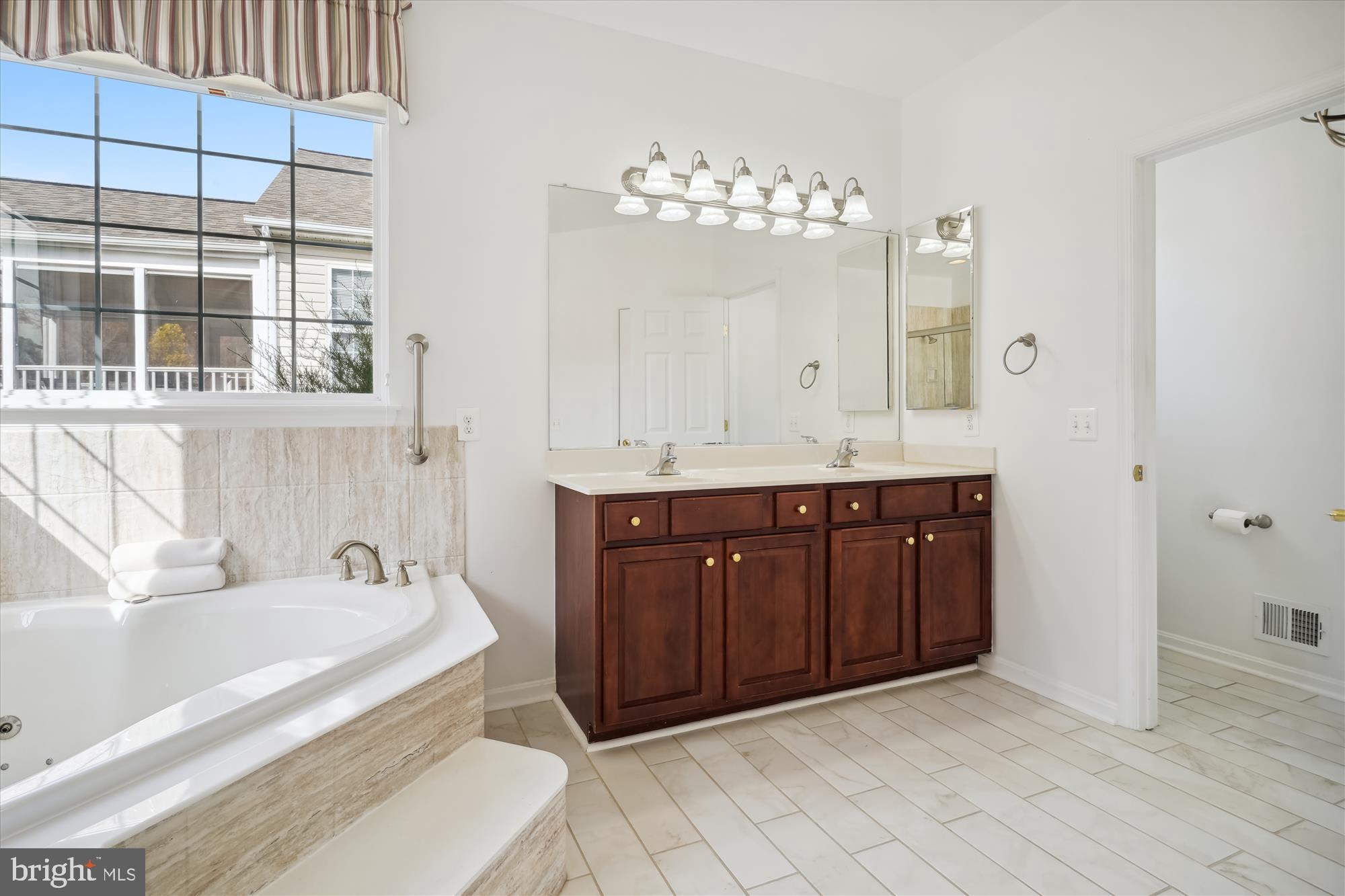 FOUR SEASONS - Residential