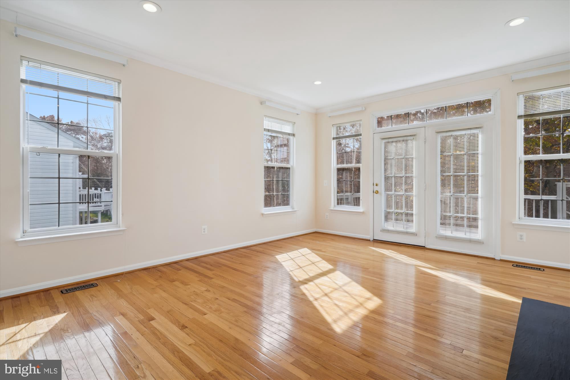 FOUR SEASONS - Residential