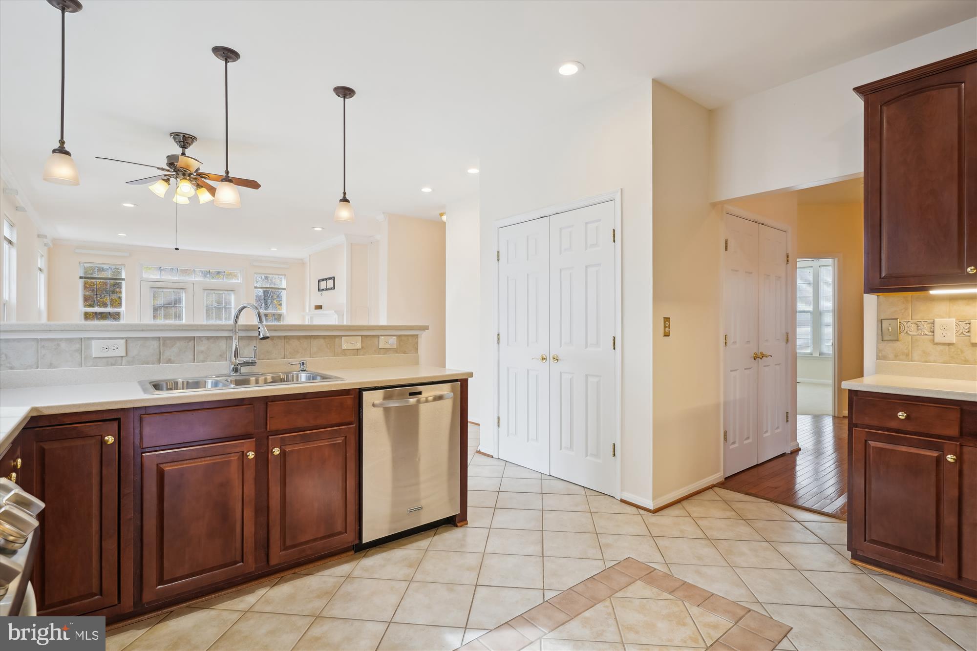 FOUR SEASONS - Residential