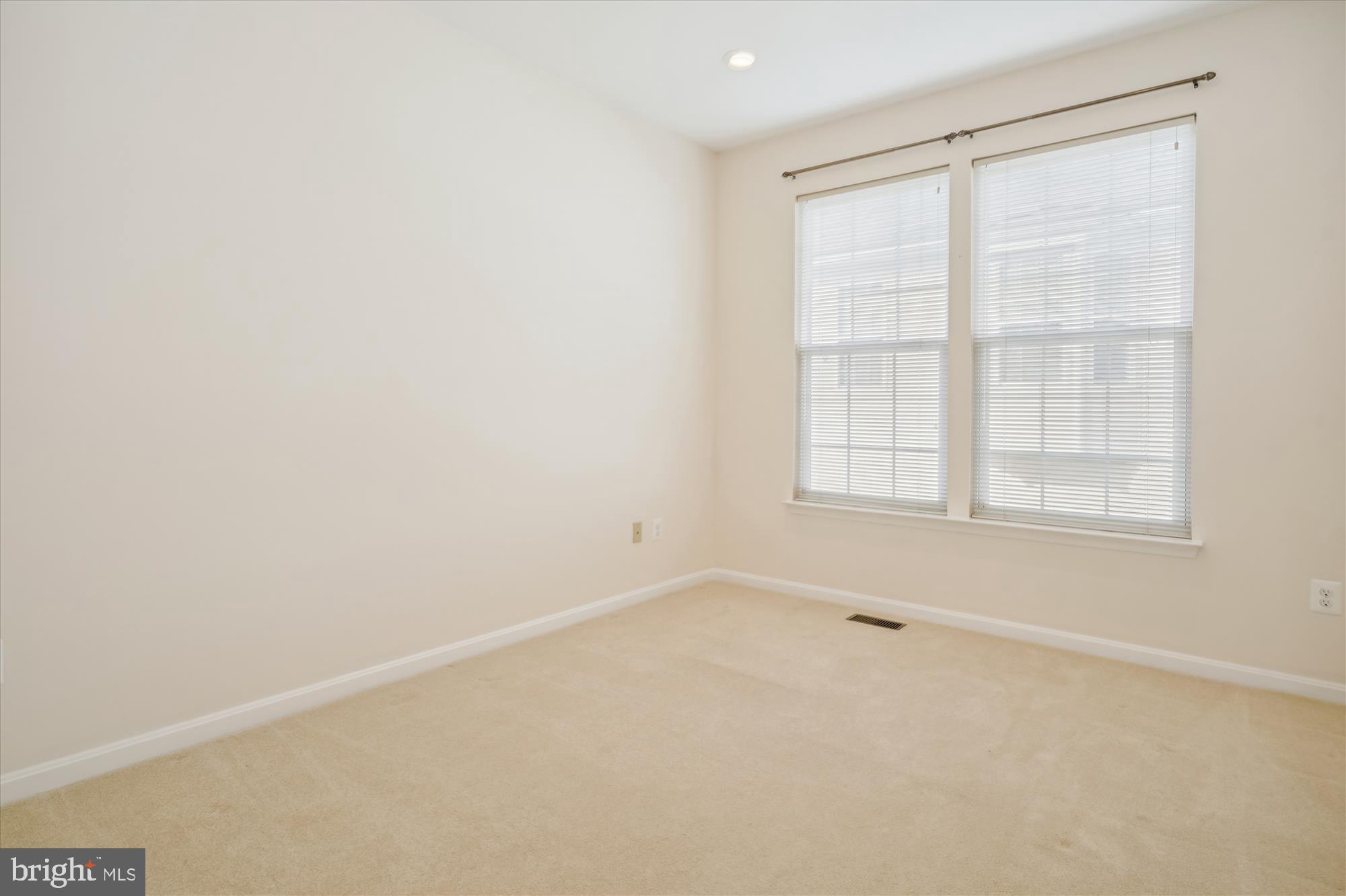 FOUR SEASONS - Residential