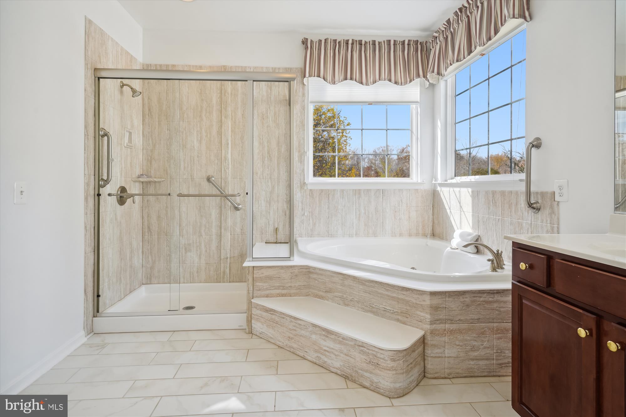 FOUR SEASONS - Residential