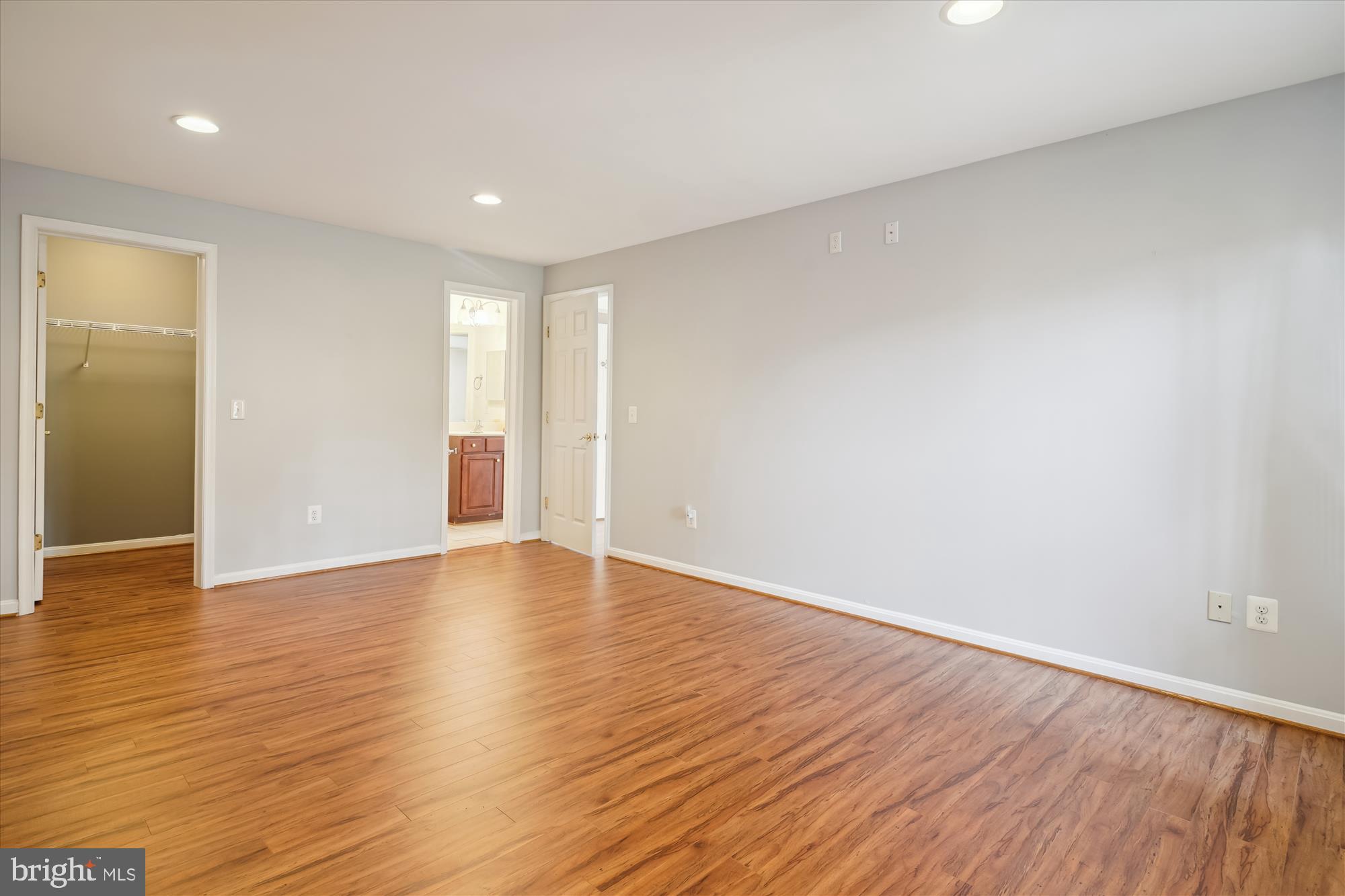 FOUR SEASONS - Residential