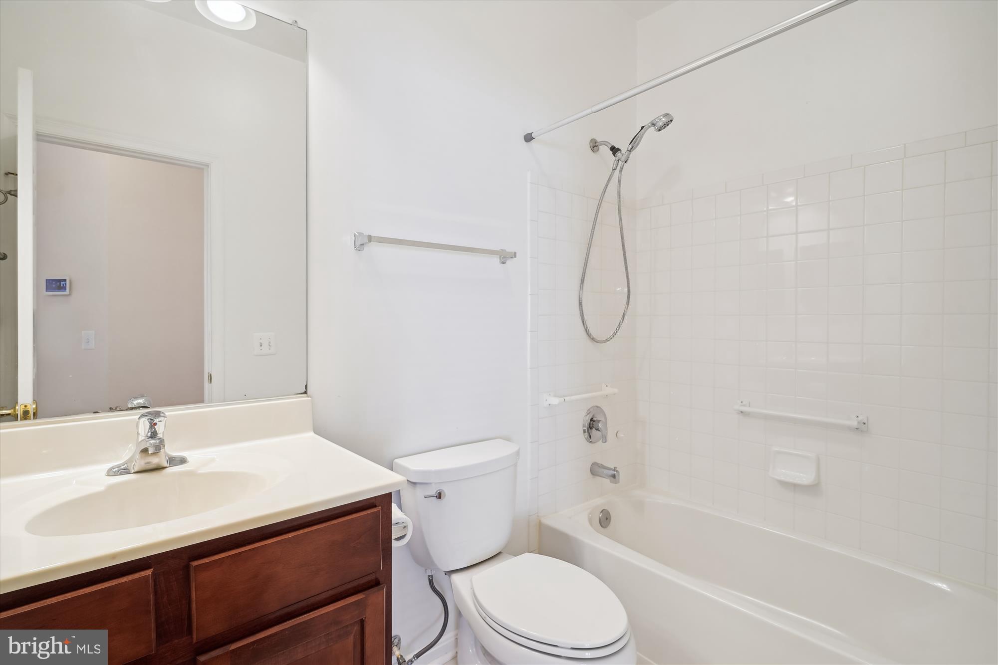 FOUR SEASONS - Residential