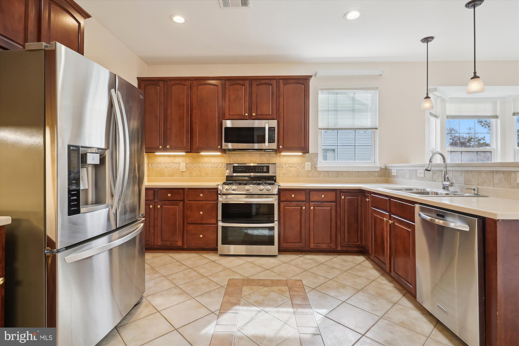 FOUR SEASONS - Residential