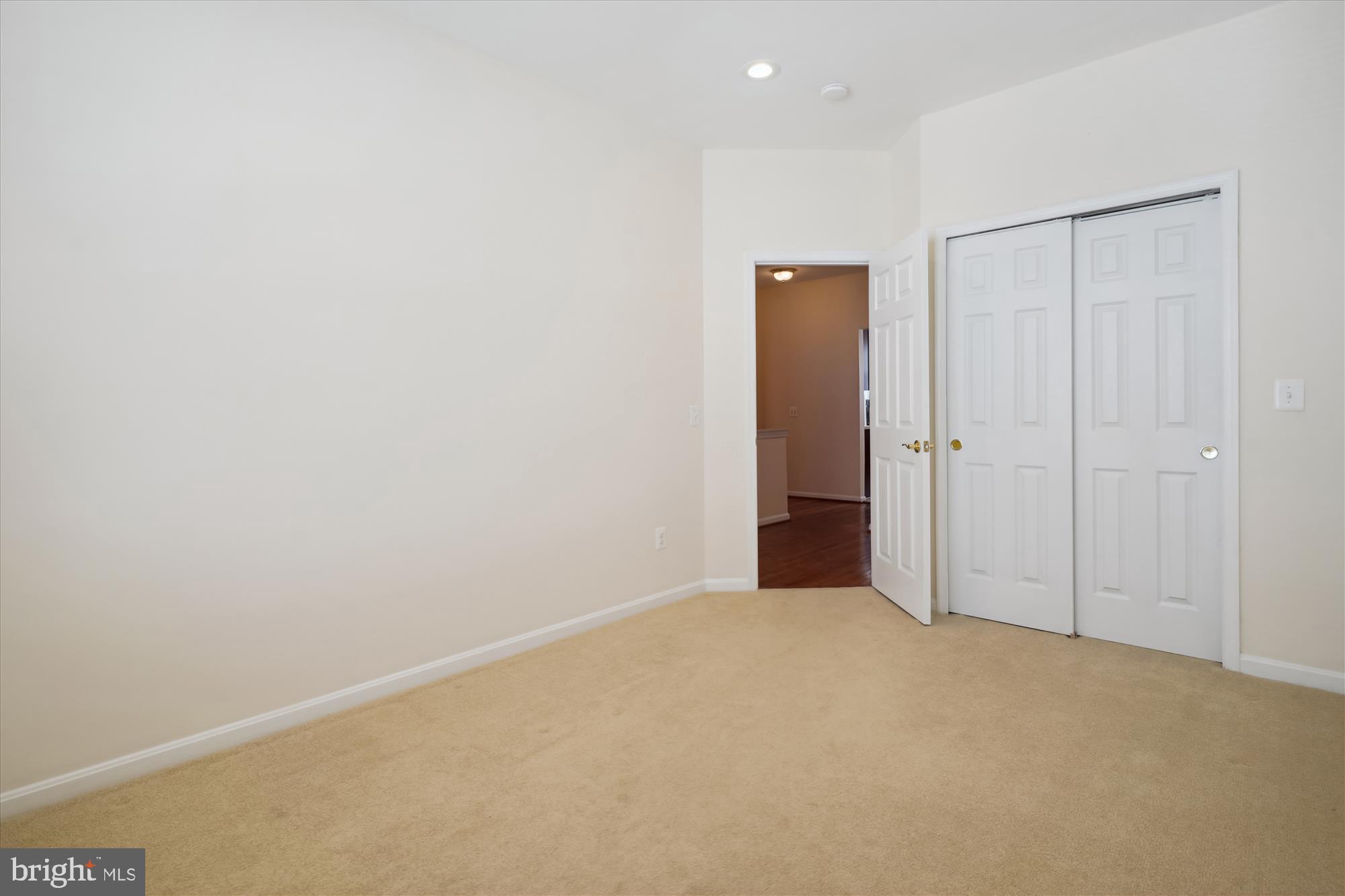 FOUR SEASONS - Residential