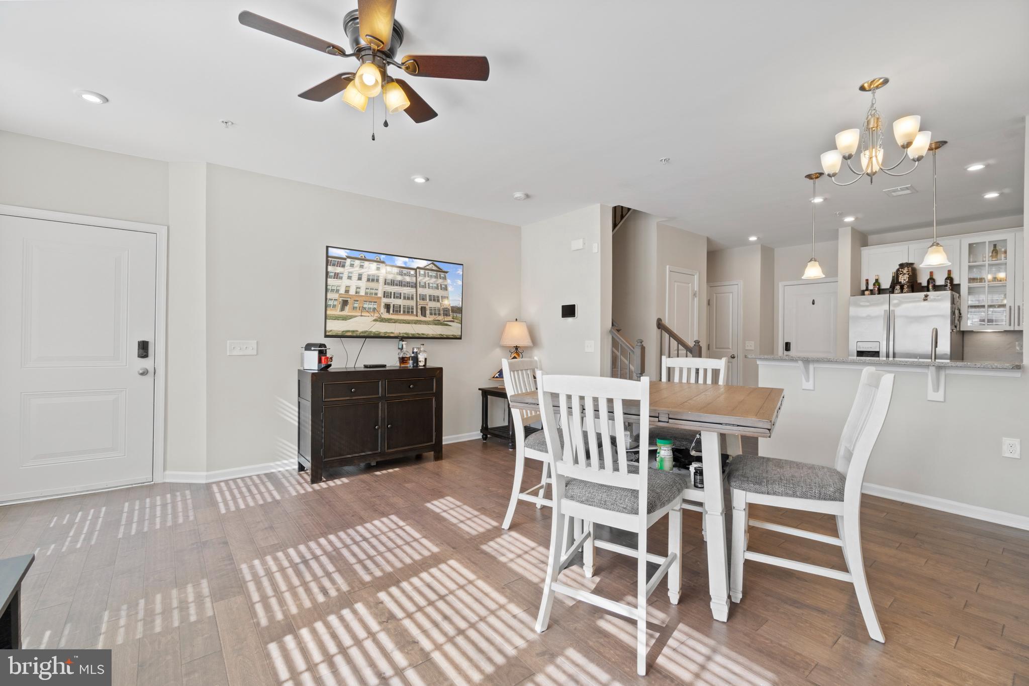 HAMPTON SQUARE CONDOMINIUMS - Residential