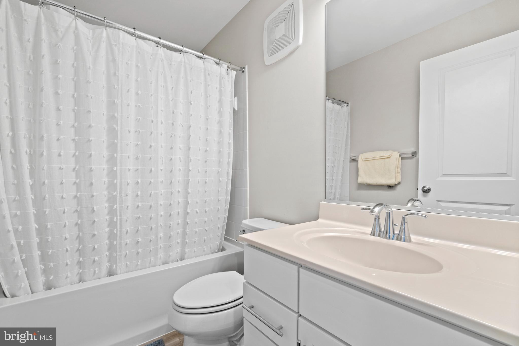 HAMPTON SQUARE CONDOMINIUMS - Residential