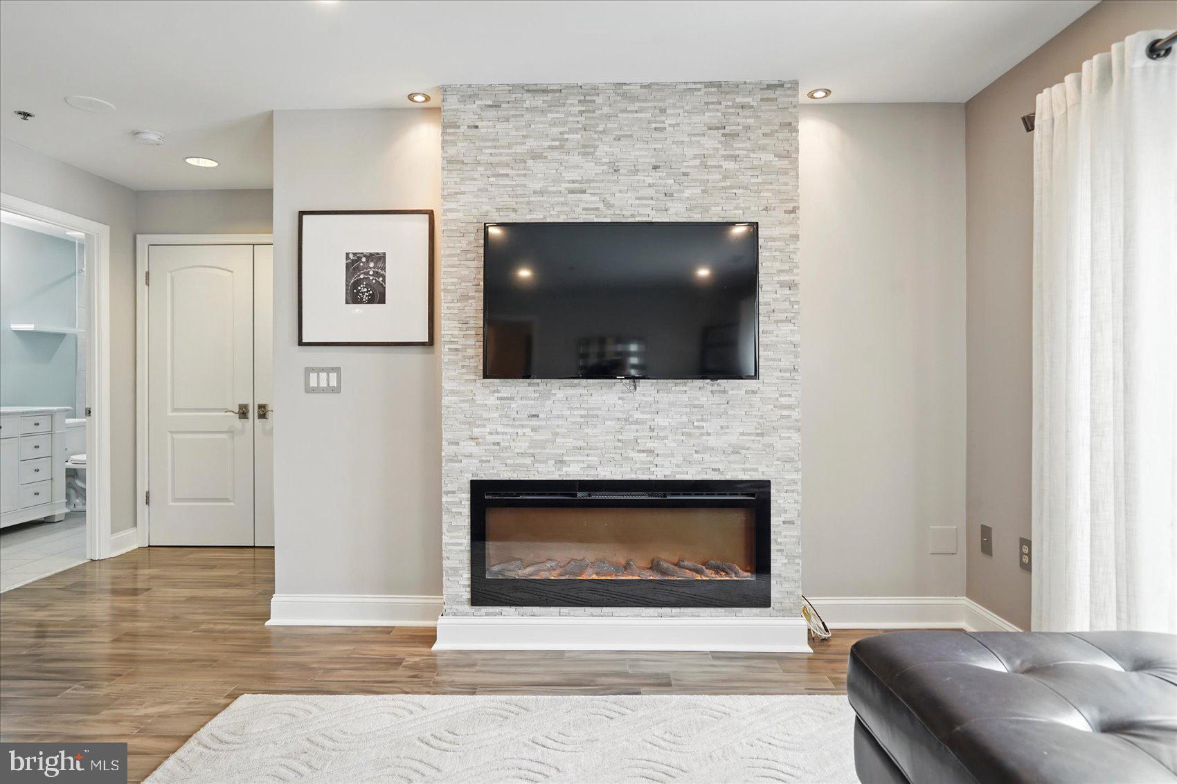 LIGHTHOUSE POINT EAST - Residential