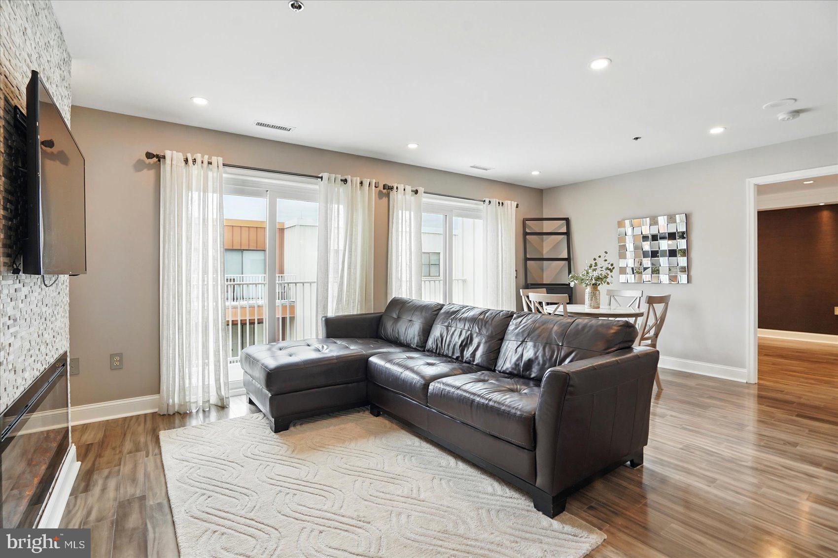 LIGHTHOUSE POINT EAST - Residential